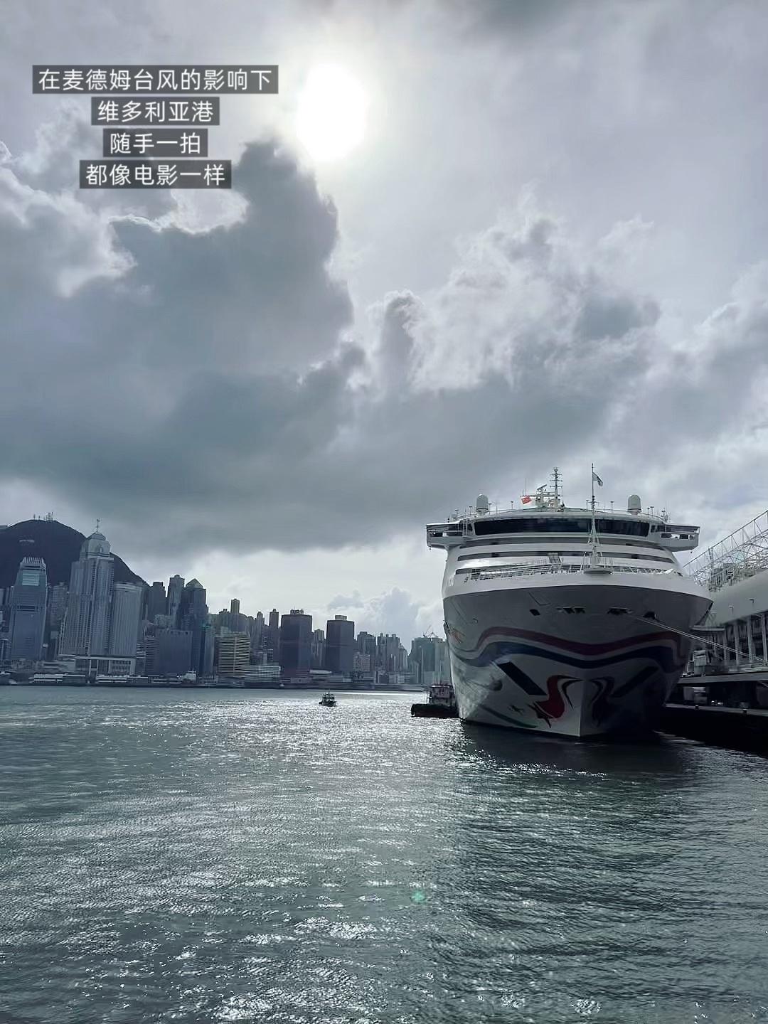 有了它，特斯拉自驾终于不焦虑了 以前节假日出门，要么抢高铁票耗尽心神，要么下了车还得跟着人群挤出租车……自从开上特斯拉，短途自驾直接成了我假期的首选！
	
本来跟儿子约好3号去广州，结果这小子1号突击完成了所有作业，2号一早就催着“妈妈快走”，自驾的快乐，不就是这份说走就走的自由嘛！
	
但电车自驾的麻烦我也遇过——上次节假日在服务区等充电，排了快一小时队，差点耽误行程。这次带了安伴随车充，总算把我从电量焦虑里解放了！不用专门找充电桩，随便找个电源就能充，国际7孔接口适配性很强，不光我的特斯拉，闺蜜的电车也能用上。
	
关键它特别轻便！小小一个箱子塞在前备箱不占地方，我一个女生拎着也不费劲，再也不用慌慌张张找快充站。
	
这次本来计划5号去澳门，遇上台风就临时改道去了香港，全程没为电量慌过神，开得特别轻松！有电车的姐妹真的可以试试，从此自驾不用时刻盯着电量，只管安心享受路上的风景～
	
#特斯拉女车主 #特斯拉自驾 #电车自驾 #国庆出行好物 #安伴随车充 #电量焦虑退退退 #特斯拉model3 #好物分享 #满电出发 #自驾出行必备#安伴#安伴充电桩 @梦里啥都有