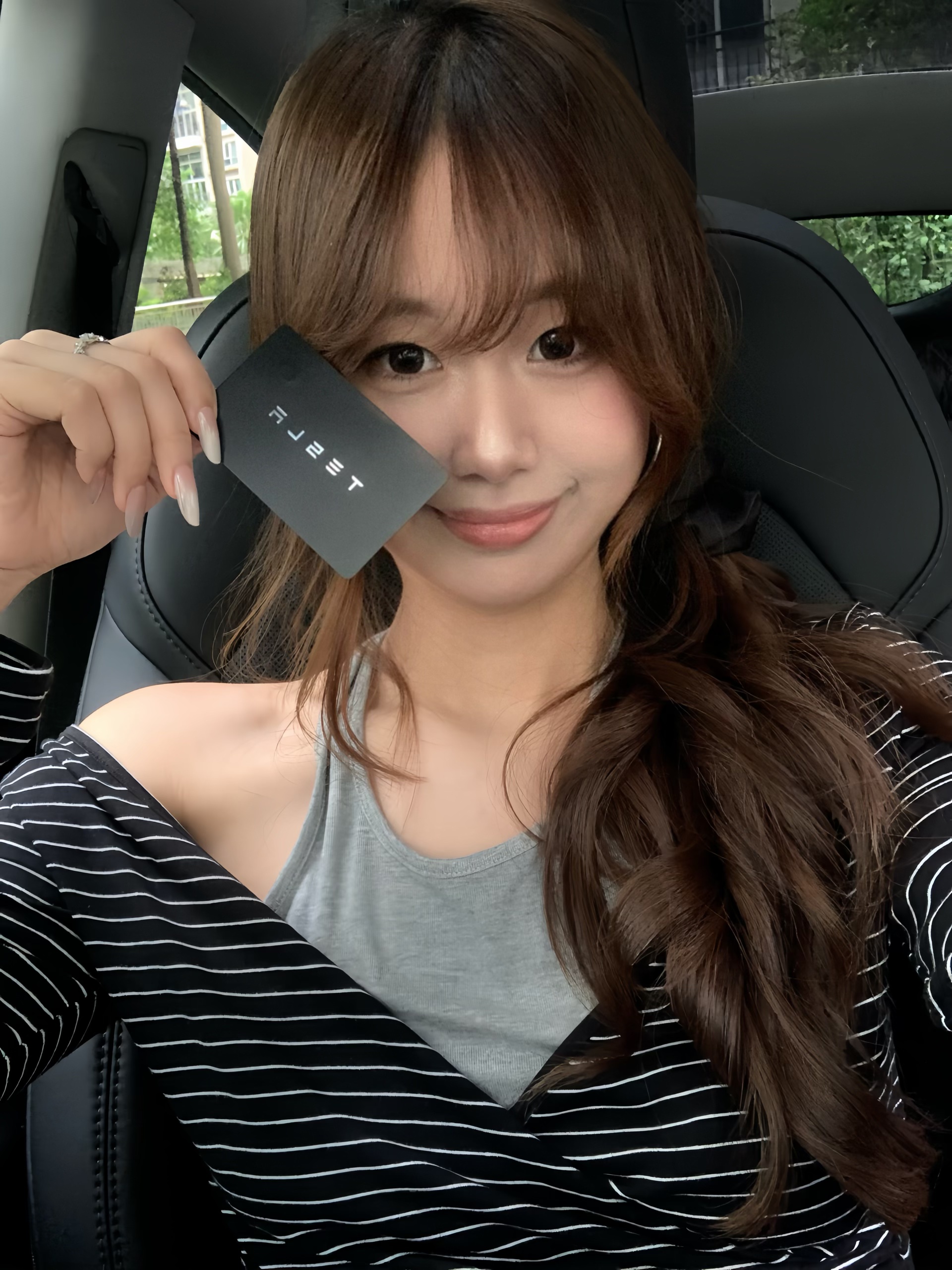 Tesla｜05年喜提人生第一辆小🚗 带着我的大玩具回家了
一个小时试驾订车 一个星期提车
处理首付保险等 拿到车去上牌
我们j人的行动力一步也没停🥹
	
恭喜自己成为特斯拉车主啦！！
成功加入善良大鼠标中的一员
你们的毛坯是怎么装修的！
#日常文案 #人生的意义 #每天都有值得记录的瞬间 #换车的尽头是电车 #特斯拉 #特斯拉Y #大玩具 #喜提新车 #提车需要满满仪式感 #我的车真好看 @yyujiajia