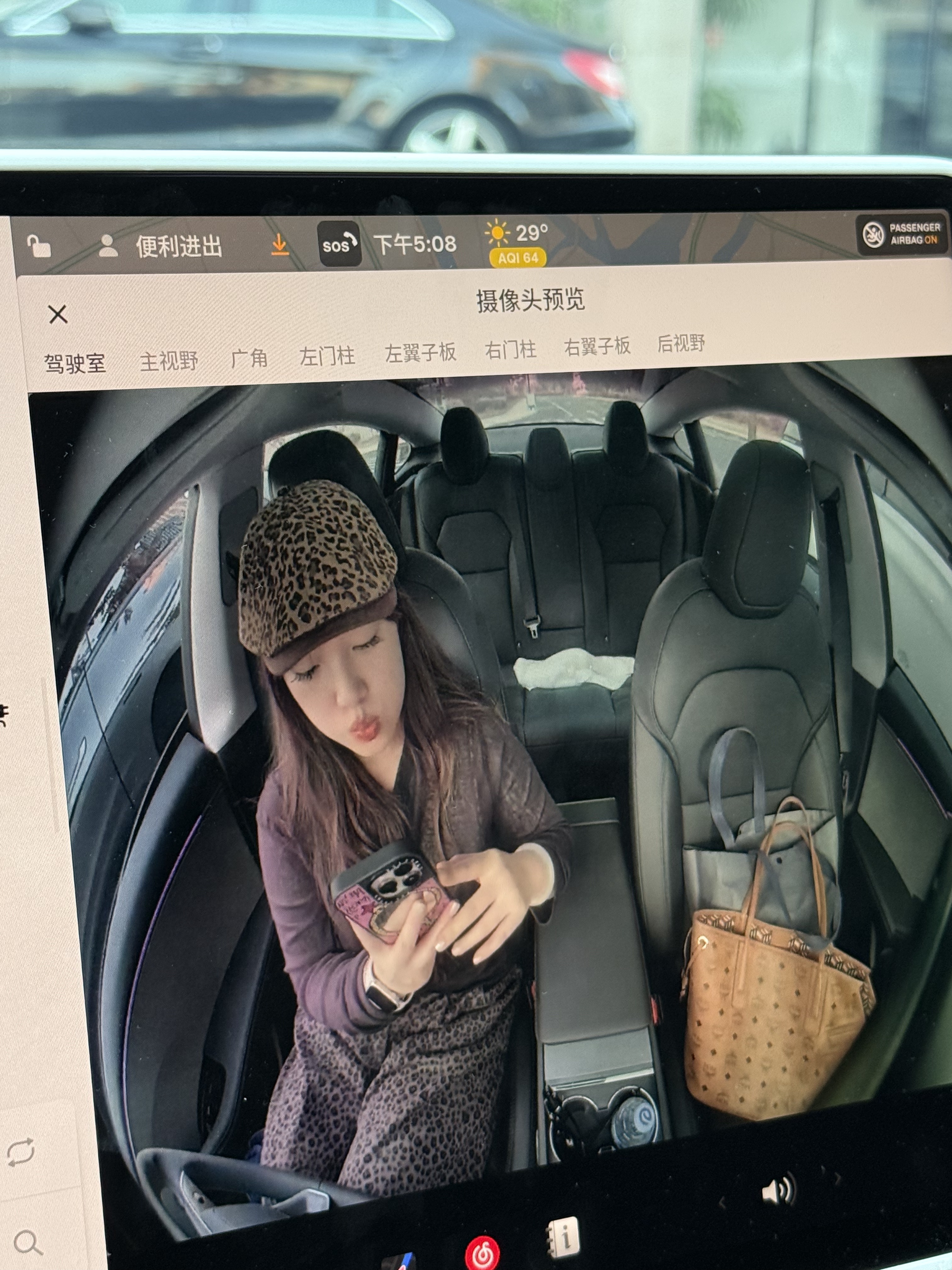 是谁还没有更新特斯拉最新ota！ 感觉这个头顶摄像头是一个拍ootd利器hhh，晚上行驶必须打开车窗，已经收获等🚥时n辆车注目礼😎😎#model3 #汽车氛围感 #tesla #特斯拉 @Puff柿