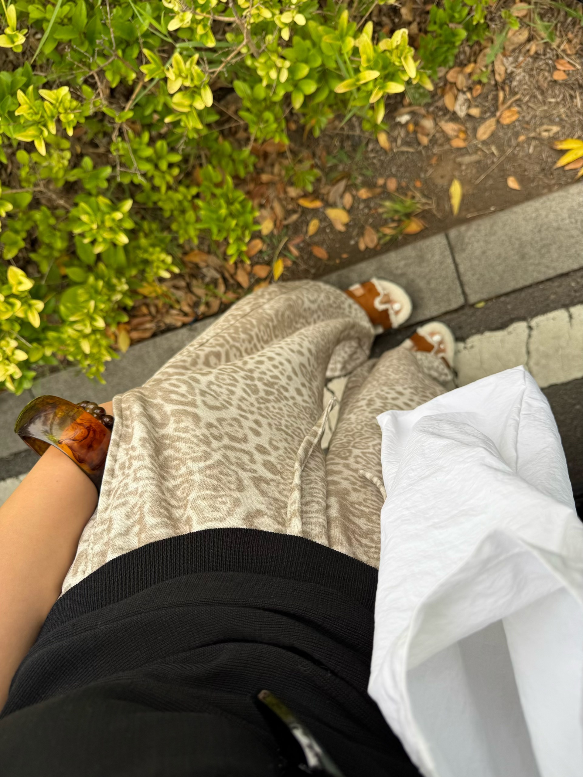 📸 特斯拉拍照指南｜车内大片必备技巧！🔁 姐妹们！
谁还不知道特斯拉是隐藏的拍摄我真的会哭😭
整理了这几个超实用拍摄技巧
轻松get高级感车内写真🚗
	
🌟【中控屏互动法】
利用超大屏幕当背景 播放星空/海洋动态壁纸
侧脸看向屏幕 科技感与氛围感双拉满🌌
🌟【前备箱网红坐姿】
别忘了特斯拉的前备箱！
坐在边缘伸长腿 广角镜头从上往下拍 显腿长2米不是梦👯♀️
🌟【露营模式yyds】
放倒座椅开启露营模式 搭配毛毯和枕头
慵懒居家风拿捏了 记得开空调保持舒适温度哦💤
🌟【方向盘构图法】
半握方向盘回头微笑 对焦在人眼虚化背景
车标若隐若现 高级感这不就来了！
	
最后附上调色参数：
亮度+20
对比度-10
高光-15
阴影+12
色温-8（特斯拉冷白光绝配！）
快@你的姐妹学起来 下次坐特斯拉别再错过出片机会啦🎞️
#特斯拉女孩 #车内拍照 #拍照技巧 #氛围感拍照 #开车当然要记录 #高级感车内饰 #车内第一视角拍摄 #车内必备好物 #车窗氛围照 #和你的汽车一起拍照 @🐟鱼鱼的鱼