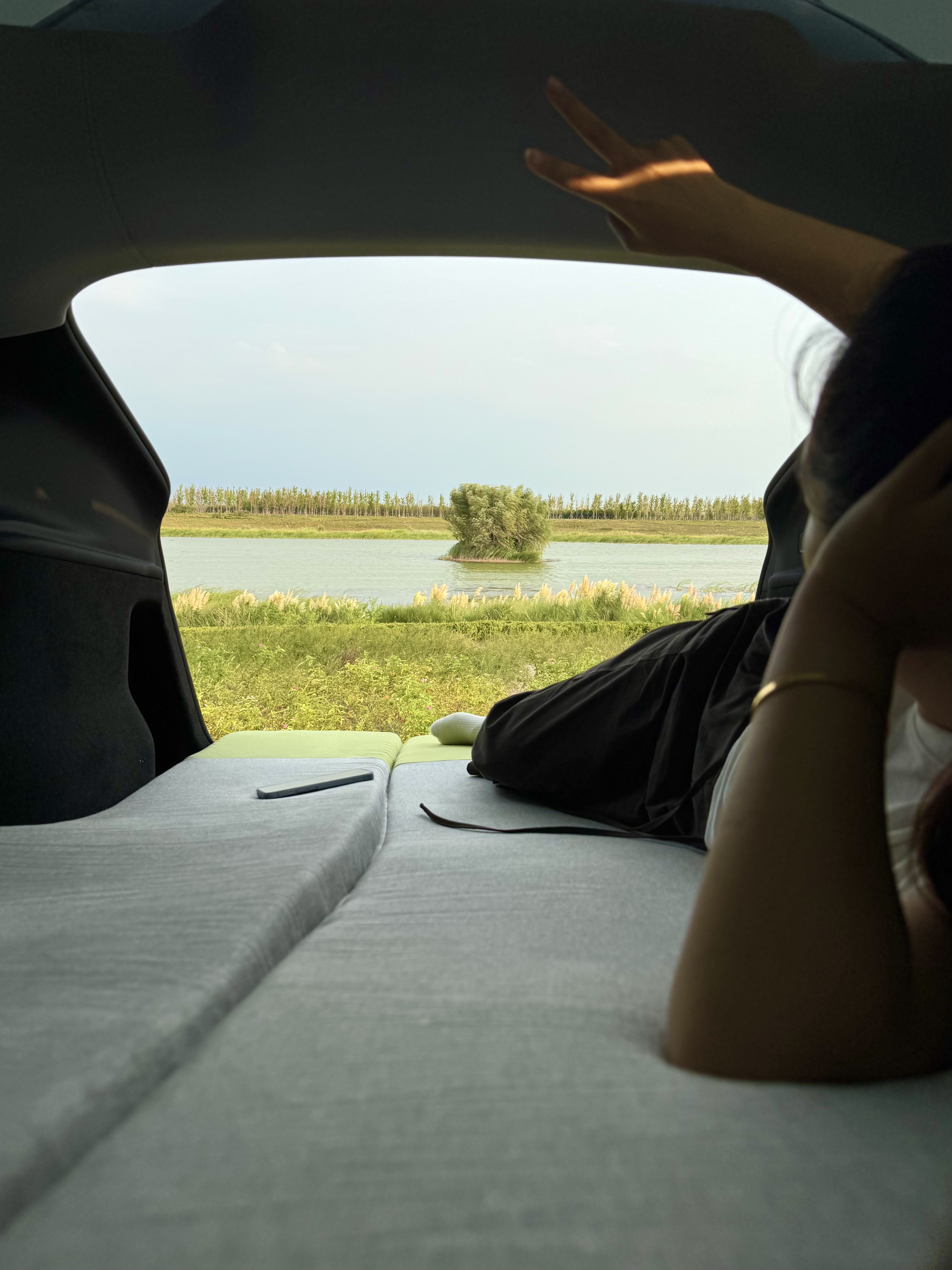 🌟特斯拉露营初体验｜把大自然收进梦里🌃 -
终于开着新车去野营啦～
没换电车之前 觉得睡在车里肯定很难受
睡过了特斯拉大床房 改观了 哈哈哈
	
周末开车到郊外 放倒座椅铺开床垫
在移动小窝里 读一本小说 看一场露天电影
然后伴着月光沉沉睡去～
床垫睡起来也很软乎 躺下瞬间仿佛跌进云朵里
头颈有依托 腰臀被稳稳承托 被包裹住了
睡着车里一个上午 床垫很透气 不闷热
翻身时也不会窸窣响 安静得只听得到窗外的虫鸣
回去了把床垫卷起来收进前备箱就行 不怎么占空间
	
终于理解为什么有人说特斯拉是“户外幸福感放大器”
科技+自然原来可以这么融合
原来诗与远方 真的可以装进一辆Model Y里
	
#开着电车去露营 #打开露营新方式 #特斯拉 #特斯拉车载好物 #特斯拉配件 #一起去露营 #高颜值汽车好物 #特斯拉改装 #特斯拉女车主 #特麦云舱记忆棉床垫 @气气好宅