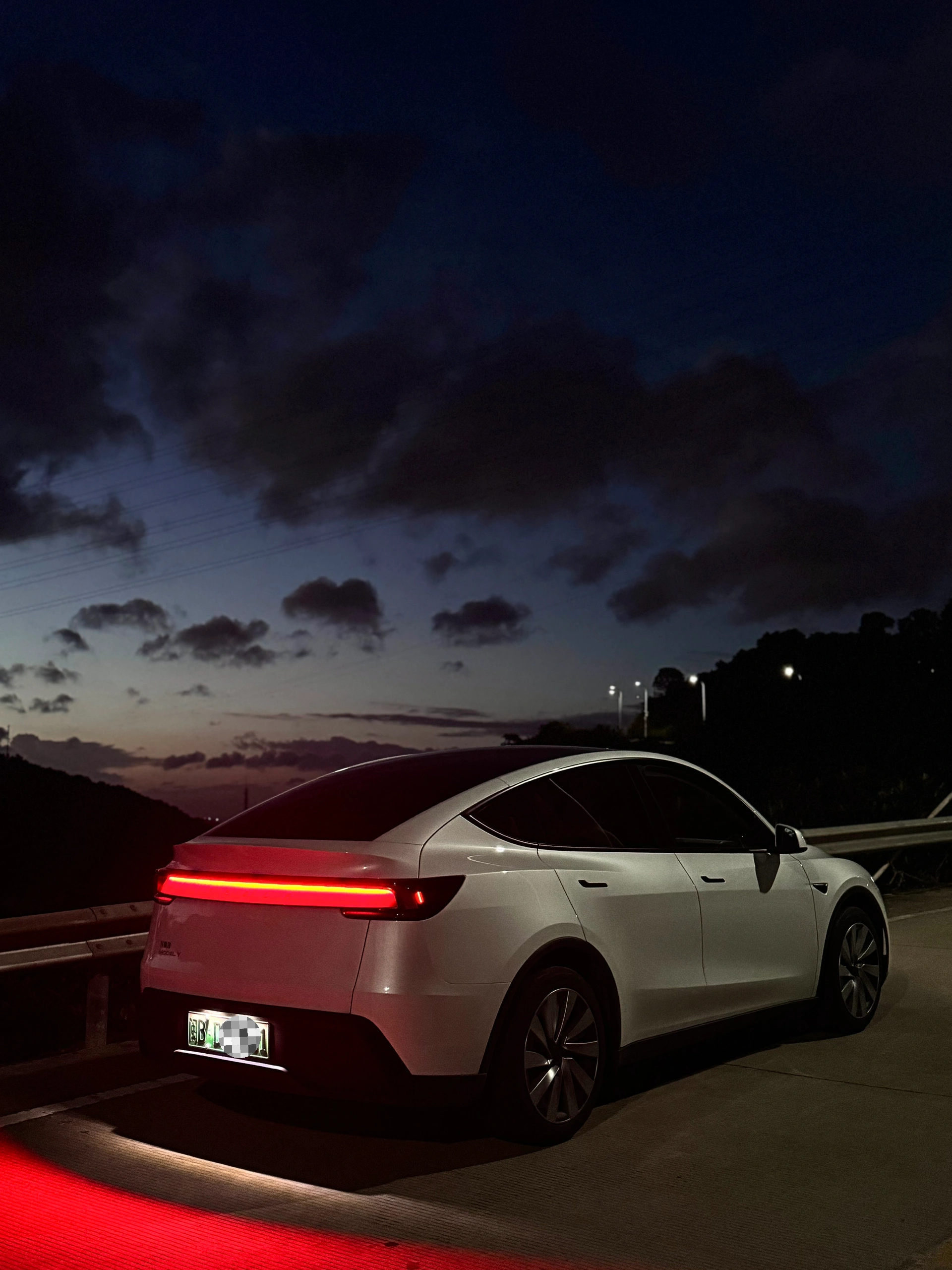 🤍Tesla｜今年送自己的两份生日礼物🎁🚙 25年做过最有意义的事就是下定决心买了小Y
拥有了属于自己的“避风港”
也有在为了它努力两个月考出了驾照🪪
	
从前总幻想做一个手握方向盘独当一面的“大女主”
终于有一天我也变成小时候羡慕的样子💗
	
从此世界在我面前指向我想去的任何地方
我完全而绝对的主持着我 这句话具像化了.
#特斯拉Y #人生新旅程 #人生不就是活几个瞬间吗 #一年比一年更好 #下一程更自由 #解锁人生新成就 #汽车分享 #小红书 @六壹.