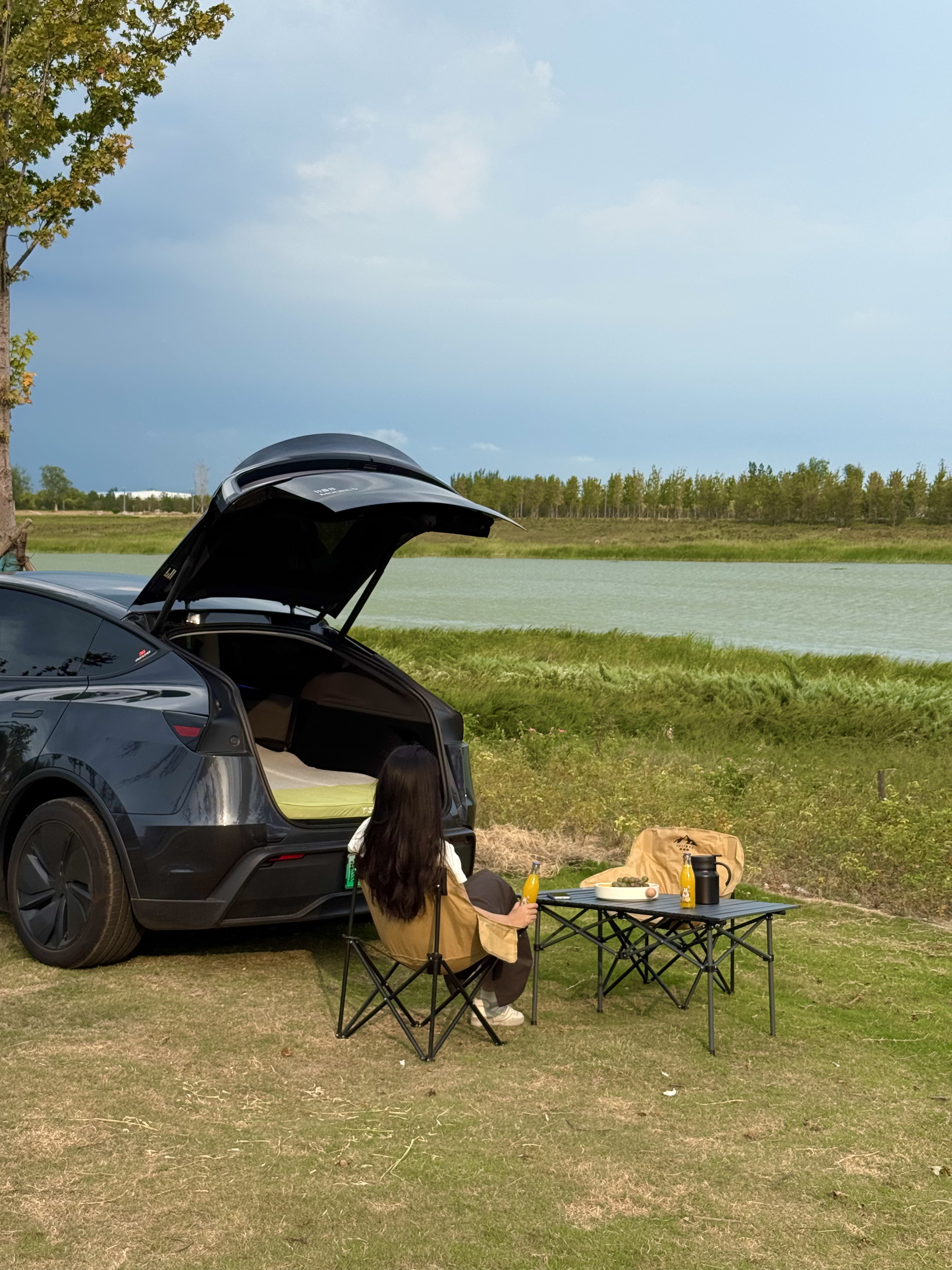 🌟特斯拉露营初体验｜把大自然收进梦里🌃 -
终于开着新车去野营啦～
没换电车之前 觉得睡在车里肯定很难受
睡过了特斯拉大床房 改观了 哈哈哈
	
周末开车到郊外 放倒座椅铺开床垫
在移动小窝里 读一本小说 看一场露天电影
然后伴着月光沉沉睡去～
床垫睡起来也很软乎 躺下瞬间仿佛跌进云朵里
头颈有依托 腰臀被稳稳承托 被包裹住了
睡着车里一个上午 床垫很透气 不闷热
翻身时也不会窸窣响 安静得只听得到窗外的虫鸣
回去了把床垫卷起来收进前备箱就行 不怎么占空间
	
终于理解为什么有人说特斯拉是“户外幸福感放大器”
科技+自然原来可以这么融合
原来诗与远方 真的可以装进一辆Model Y里
	
#开着电车去露营 #打开露营新方式 #特斯拉 #特斯拉车载好物 #特斯拉配件 #一起去露营 #高颜值汽车好物 #特斯拉改装 #特斯拉女车主 #特麦云舱记忆棉床垫 @气气好宅