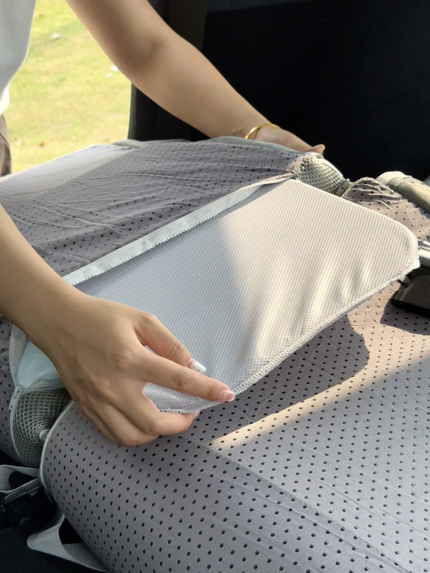 🌟特斯拉露营初体验｜把大自然收进梦里🌃 -
终于开着新车去野营啦～
没换电车之前 觉得睡在车里肯定很难受
睡过了特斯拉大床房 改观了 哈哈哈
	
周末开车到郊外 放倒座椅铺开床垫
在移动小窝里 读一本小说 看一场露天电影
然后伴着月光沉沉睡去～
床垫睡起来也很软乎 躺下瞬间仿佛跌进云朵里
头颈有依托 腰臀被稳稳承托 被包裹住了
睡着车里一个上午 床垫很透气 不闷热
翻身时也不会窸窣响 安静得只听得到窗外的虫鸣
回去了把床垫卷起来收进前备箱就行 不怎么占空间
	
终于理解为什么有人说特斯拉是“户外幸福感放大器”
科技+自然原来可以这么融合
原来诗与远方 真的可以装进一辆Model Y里
	
#开着电车去露营 #打开露营新方式 #特斯拉 #特斯拉车载好物 #特斯拉配件 #一起去露营 #高颜值汽车好物 #特斯拉改装 #特斯拉女车主 #特麦云舱记忆棉床垫 @气气好宅