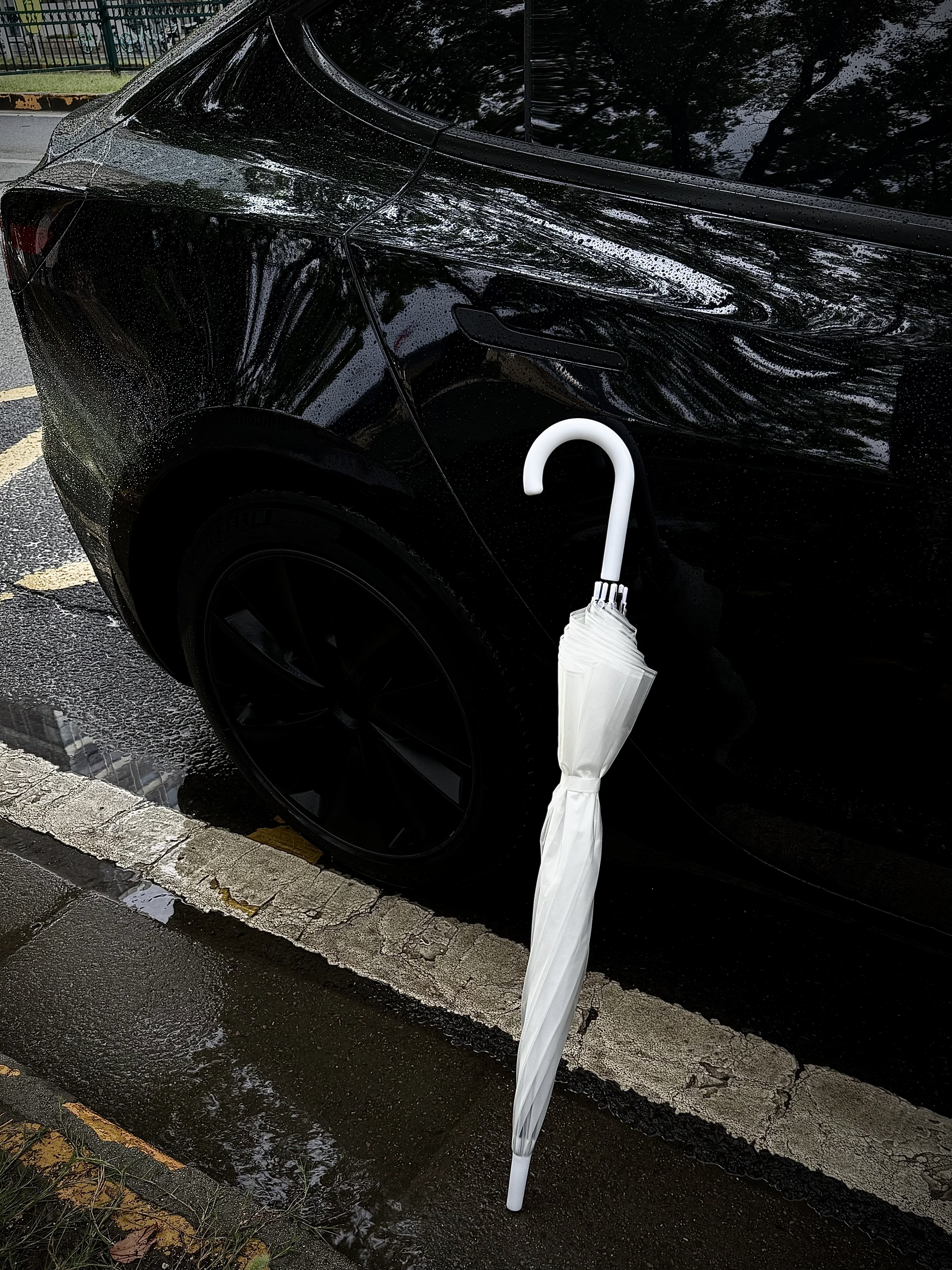 下雨天这样调真的超有氛围感！（附调色教程） 🌧️雨天的情绪是暗调的
镜头里藏着的阴雨天𓆡
我表达不出的情绪，雨天都帮我说了～
	
☔️原相机调色参数：
◾️鲜明度-11
◾️高光+100
◾️阴影-12
◾️对比+11
◾️亮度-33
◾️黑点+6
◾️锐度+30
◾️清晰度+30
◾️晕影+59
	
📷快来评论区晒晒你的雨天氛围感照片吧
#原相机调色
#暗调滤镜
#浪漫生活的记录者
#雨天拍照
#调色教程
#汽车博主
#特斯拉女车主
#记录吧就现在
#女生车里有什么
#雨天是最好的滤镜 @美少女壮士