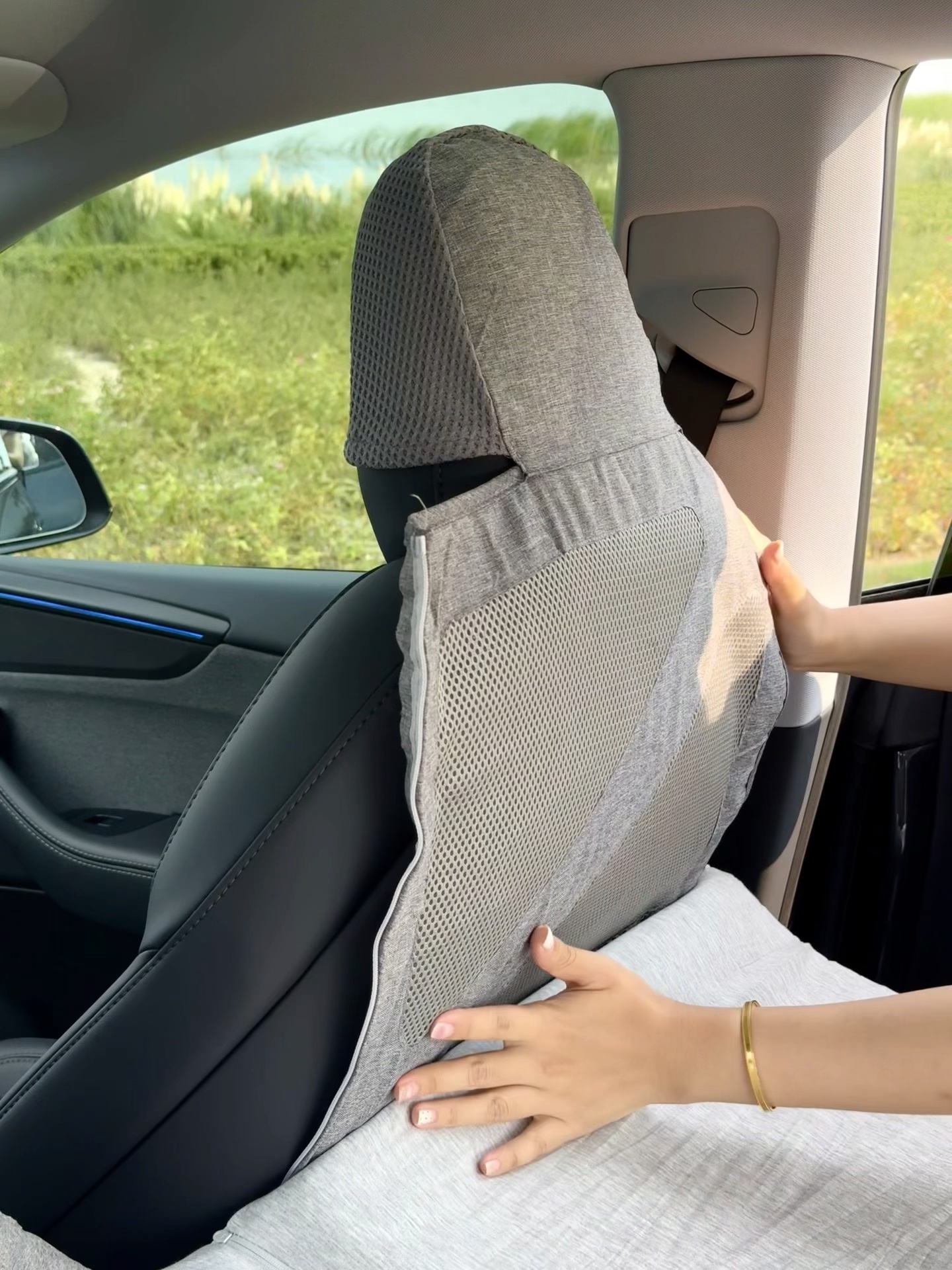 🌟特斯拉露营初体验｜把大自然收进梦里🌃 -
终于开着新车去野营啦～
没换电车之前 觉得睡在车里肯定很难受
睡过了特斯拉大床房 改观了 哈哈哈
	
周末开车到郊外 放倒座椅铺开床垫
在移动小窝里 读一本小说 看一场露天电影
然后伴着月光沉沉睡去～
床垫睡起来也很软乎 躺下瞬间仿佛跌进云朵里
头颈有依托 腰臀被稳稳承托 被包裹住了
睡着车里一个上午 床垫很透气 不闷热
翻身时也不会窸窣响 安静得只听得到窗外的虫鸣
回去了把床垫卷起来收进前备箱就行 不怎么占空间
	
终于理解为什么有人说特斯拉是“户外幸福感放大器”
科技+自然原来可以这么融合
原来诗与远方 真的可以装进一辆Model Y里
	
#开着电车去露营 #打开露营新方式 #特斯拉 #特斯拉车载好物 #特斯拉配件 #一起去露营 #高颜值汽车好物 #特斯拉改装 #特斯拉女车主 #特麦云舱记忆棉床垫 @气气好宅