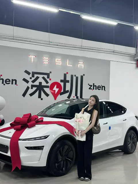 提车日记|01年靠自己喜提第一辆🚗 怒拍10086张!!白色小特配黑色包出片的!
恭喜自己成为特斯拉车主
从前总幻想做一个手握方向盘独当一面的“大女主”终于有一天我也变成小时候羡慕的样子
从