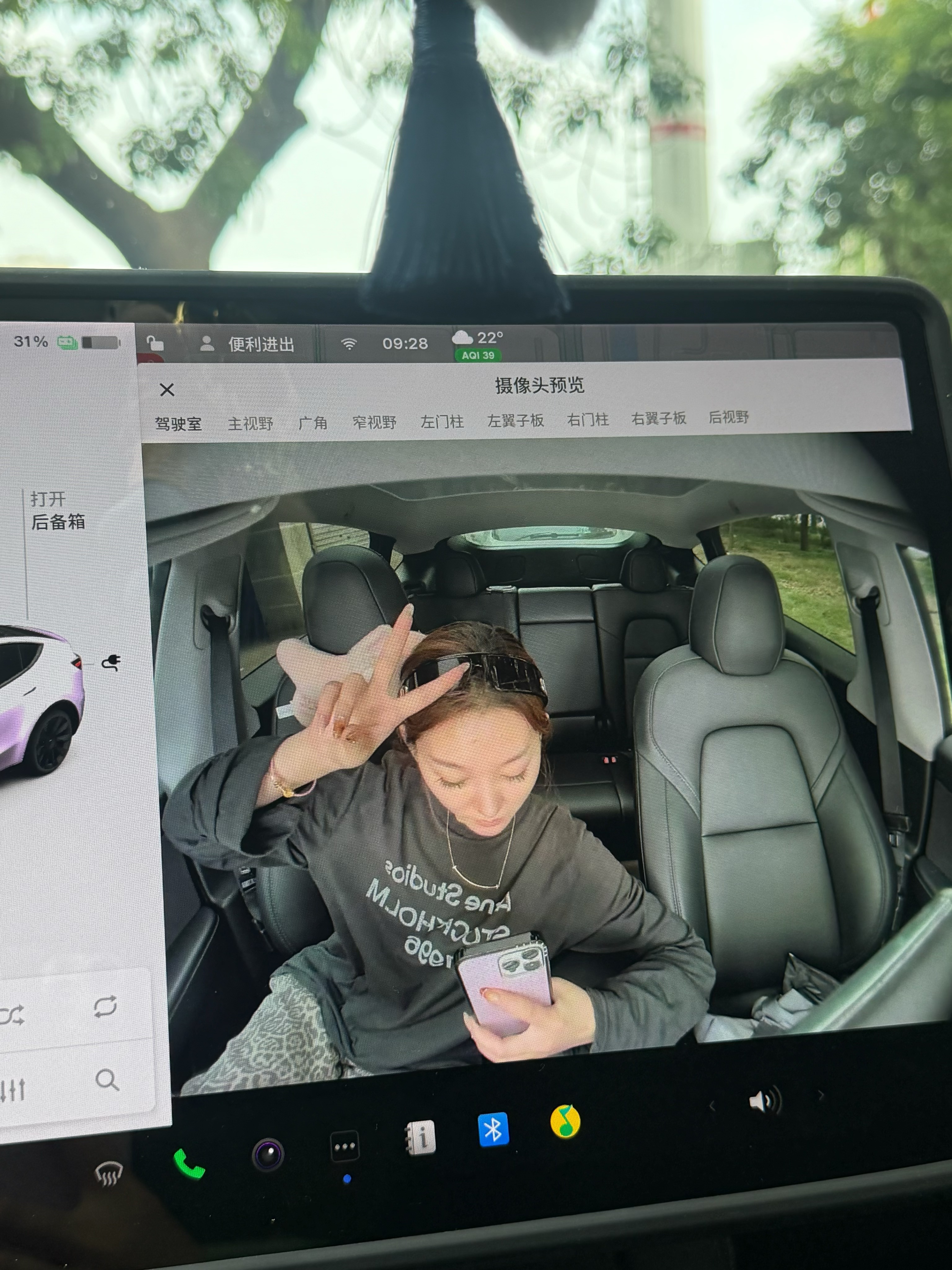 特斯拉更新了，哈哈这个摄像头我能玩好几天 这个太适合一堆朋友坐车里面自拍了👀我真是一副没见过世面的样子[笑哭R][笑哭R] @Tonggggg