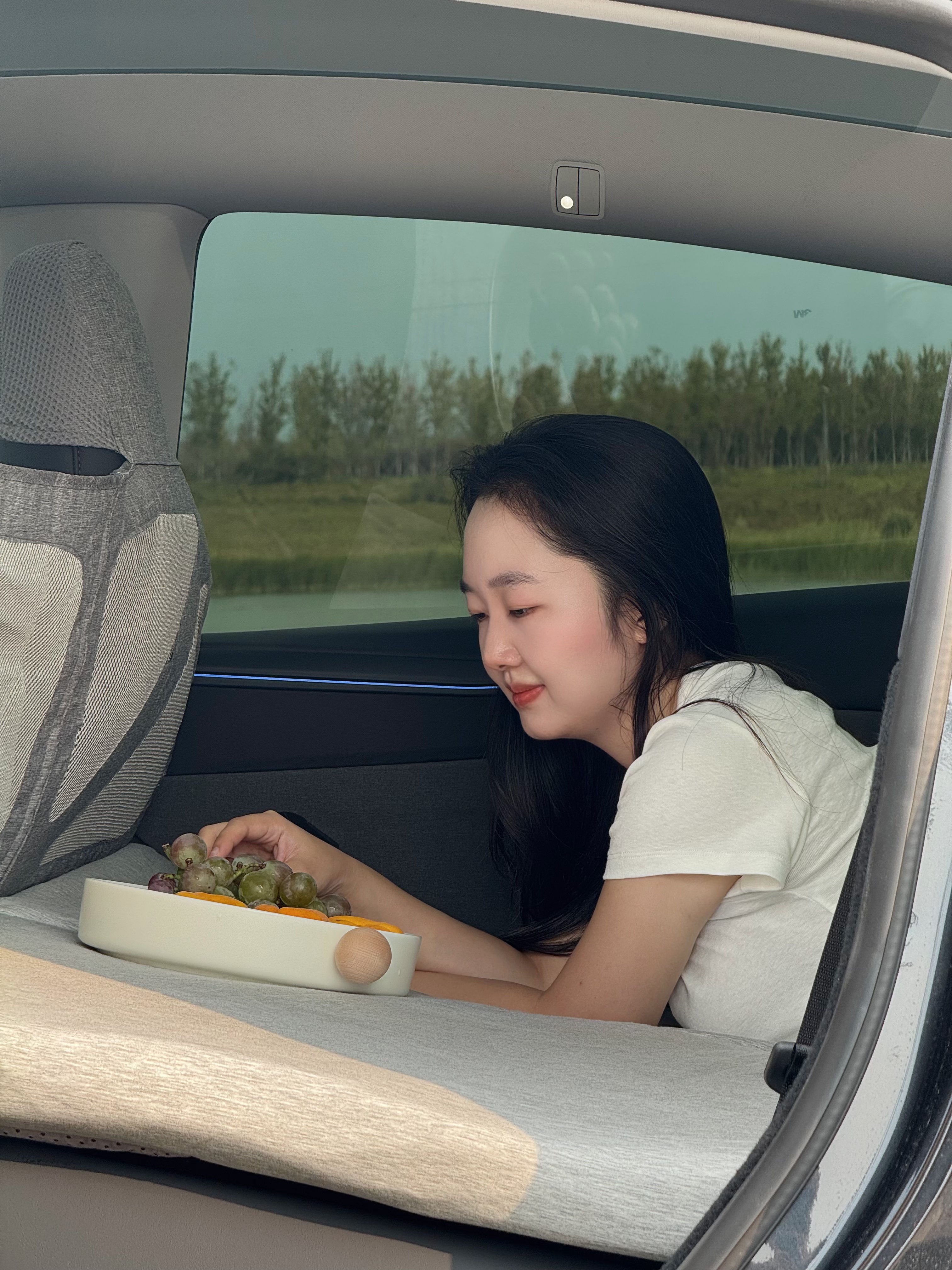 🌟特斯拉露营初体验｜把大自然收进梦里🌃 -
终于开着新车去野营啦～
没换电车之前 觉得睡在车里肯定很难受
睡过了特斯拉大床房 改观了 哈哈哈
	
周末开车到郊外 放倒座椅铺开床垫
在移动小窝里 读一本小说 看一场露天电影
然后伴着月光沉沉睡去～
床垫睡起来也很软乎 躺下瞬间仿佛跌进云朵里
头颈有依托 腰臀被稳稳承托 被包裹住了
睡着车里一个上午 床垫很透气 不闷热
翻身时也不会窸窣响 安静得只听得到窗外的虫鸣
回去了把床垫卷起来收进前备箱就行 不怎么占空间
	
终于理解为什么有人说特斯拉是“户外幸福感放大器”
科技+自然原来可以这么融合
原来诗与远方 真的可以装进一辆Model Y里
	
#开着电车去露营 #打开露营新方式 #特斯拉 #特斯拉车载好物 #特斯拉配件 #一起去露营 #高颜值汽车好物 #特斯拉改装 #特斯拉女车主 #特麦云舱记忆棉床垫 @气气好宅