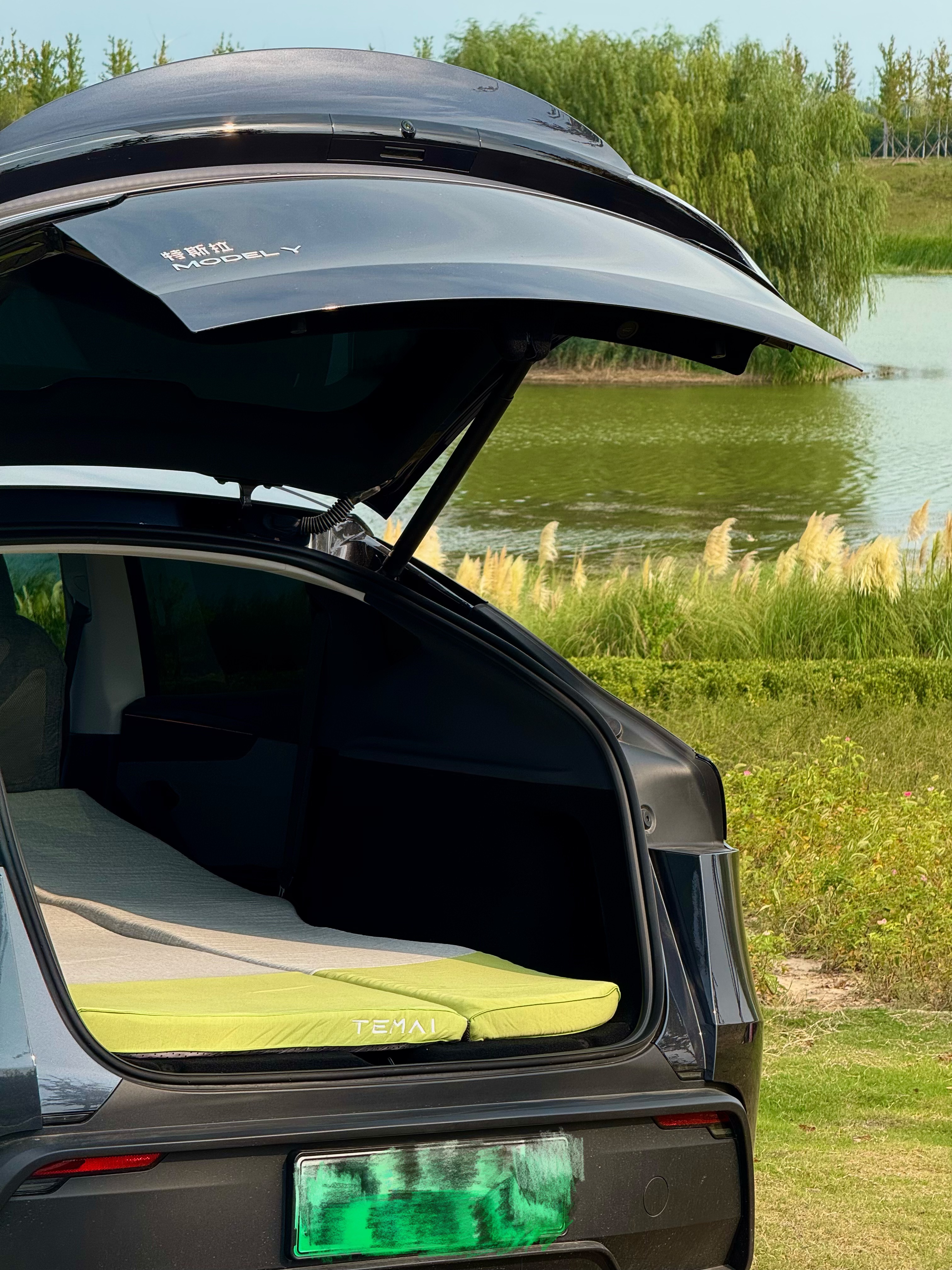 🌟特斯拉露营初体验｜把大自然收进梦里🌃 -
终于开着新车去野营啦～
没换电车之前 觉得睡在车里肯定很难受
睡过了特斯拉大床房 改观了 哈哈哈
	
周末开车到郊外 放倒座椅铺开床垫
在移动小窝里 读一本小说 看一场露天电影
然后伴着月光沉沉睡去～
床垫睡起来也很软乎 躺下瞬间仿佛跌进云朵里
头颈有依托 腰臀被稳稳承托 被包裹住了
睡着车里一个上午 床垫很透气 不闷热
翻身时也不会窸窣响 安静得只听得到窗外的虫鸣
回去了把床垫卷起来收进前备箱就行 不怎么占空间
	
终于理解为什么有人说特斯拉是“户外幸福感放大器”
科技+自然原来可以这么融合
原来诗与远方 真的可以装进一辆Model Y里
	
#开着电车去露营 #打开露营新方式 #特斯拉 #特斯拉车载好物 #特斯拉配件 #一起去露营 #高颜值汽车好物 #特斯拉改装 #特斯拉女车主 #特麦云舱记忆棉床垫 @气气好宅