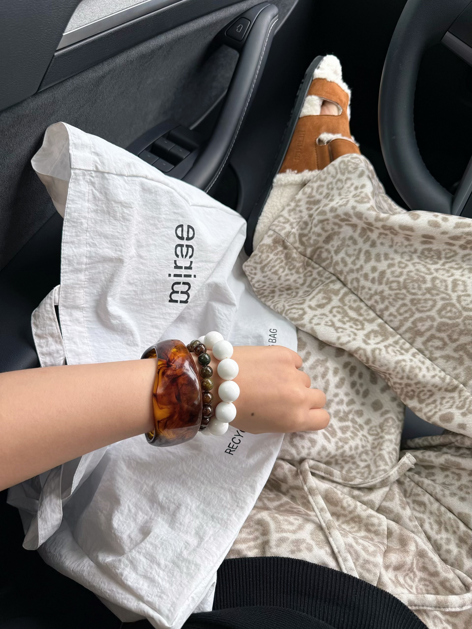 📸 特斯拉拍照指南｜车内大片必备技巧！🔁 姐妹们！
谁还不知道特斯拉是隐藏的拍摄我真的会哭😭
整理了这几个超实用拍摄技巧
轻松get高级感车内写真🚗
	
🌟【中控屏互动法】
利用超大屏幕当背景 播放星空/海洋动态壁纸
侧脸看向屏幕 科技感与氛围感双拉满🌌
🌟【前备箱网红坐姿】
别忘了特斯拉的前备箱！
坐在边缘伸长腿 广角镜头从上往下拍 显腿长2米不是梦👯♀️
🌟【露营模式yyds】
放倒座椅开启露营模式 搭配毛毯和枕头
慵懒居家风拿捏了 记得开空调保持舒适温度哦💤
🌟【方向盘构图法】
半握方向盘回头微笑 对焦在人眼虚化背景
车标若隐若现 高级感这不就来了！
	
最后附上调色参数：
亮度+20
对比度-10
高光-15
阴影+12
色温-8（特斯拉冷白光绝配！）
快@你的姐妹学起来 下次坐特斯拉别再错过出片机会啦🎞️
#特斯拉女孩 #车内拍照 #拍照技巧 #氛围感拍照 #开车当然要记录 #高级感车内饰 #车内第一视角拍摄 #车内必备好物 #车窗氛围照 #和你的汽车一起拍照 @🐟鱼鱼的鱼