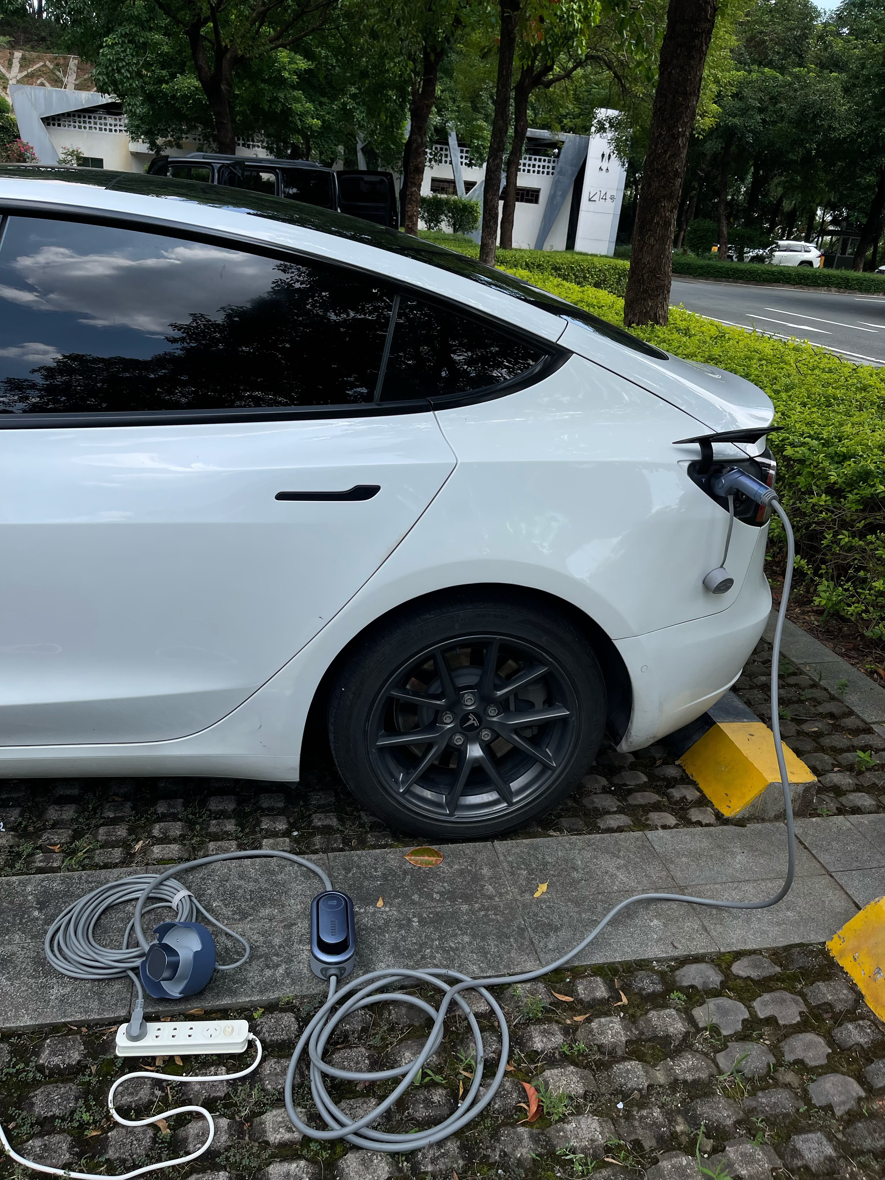 有了它，特斯拉自驾终于不焦虑了 以前节假日出门，要么抢高铁票耗尽心神，要么下了车还得跟着人群挤出租车……自从开上特斯拉，短途自驾直接成了我假期的首选！
	
本来跟儿子约好3号去广州，结果这小子1号突击完成了所有作业，2号一早就催着“妈妈快走”，自驾的快乐，不就是这份说走就走的自由嘛！
	
但电车自驾的麻烦我也遇过——上次节假日在服务区等充电，排了快一小时队，差点耽误行程。这次带了安伴随车充，总算把我从电量焦虑里解放了！不用专门找充电桩，随便找个电源就能充，国际7孔接口适配性很强，不光我的特斯拉，闺蜜的电车也能用上。
	
关键它特别轻便！小小一个箱子塞在前备箱不占地方，我一个女生拎着也不费劲，再也不用慌慌张张找快充站。
	
这次本来计划5号去澳门，遇上台风就临时改道去了香港，全程没为电量慌过神，开得特别轻松！有电车的姐妹真的可以试试，从此自驾不用时刻盯着电量，只管安心享受路上的风景～
	
#特斯拉女车主 #特斯拉自驾 #电车自驾 #国庆出行好物 #安伴随车充 #电量焦虑退退退 #特斯拉model3 #好物分享 #满电出发 #自驾出行必备#安伴#安伴充电桩 @梦里啥都有