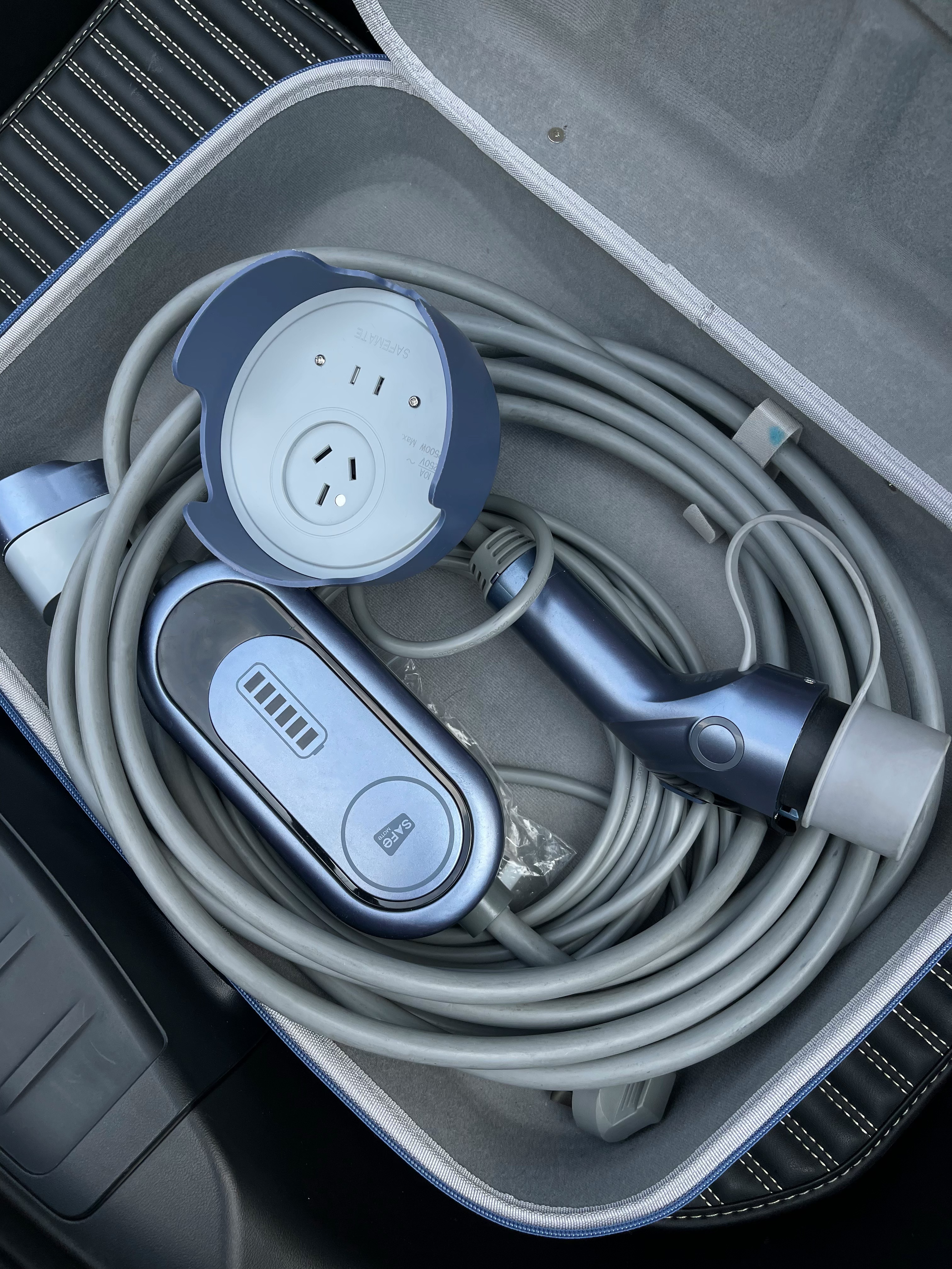 有了它，特斯拉自驾终于不焦虑了 以前节假日出门，要么抢高铁票耗尽心神，要么下了车还得跟着人群挤出租车……自从开上特斯拉，短途自驾直接成了我假期的首选！
	
本来跟儿子约好3号去广州，结果这小子1号突击完成了所有作业，2号一早就催着“妈妈快走”，自驾的快乐，不就是这份说走就走的自由嘛！
	
但电车自驾的麻烦我也遇过——上次节假日在服务区等充电，排了快一小时队，差点耽误行程。这次带了安伴随车充，总算把我从电量焦虑里解放了！不用专门找充电桩，随便找个电源就能充，国际7孔接口适配性很强，不光我的特斯拉，闺蜜的电车也能用上。
	
关键它特别轻便！小小一个箱子塞在前备箱不占地方，我一个女生拎着也不费劲，再也不用慌慌张张找快充站。
	
这次本来计划5号去澳门，遇上台风就临时改道去了香港，全程没为电量慌过神，开得特别轻松！有电车的姐妹真的可以试试，从此自驾不用时刻盯着电量，只管安心享受路上的风景～
	
#特斯拉女车主 #特斯拉自驾 #电车自驾 #国庆出行好物 #安伴随车充 #电量焦虑退退退 #特斯拉model3 #好物分享 #满电出发 #自驾出行必备#安伴#安伴充电桩 @梦里啥都有