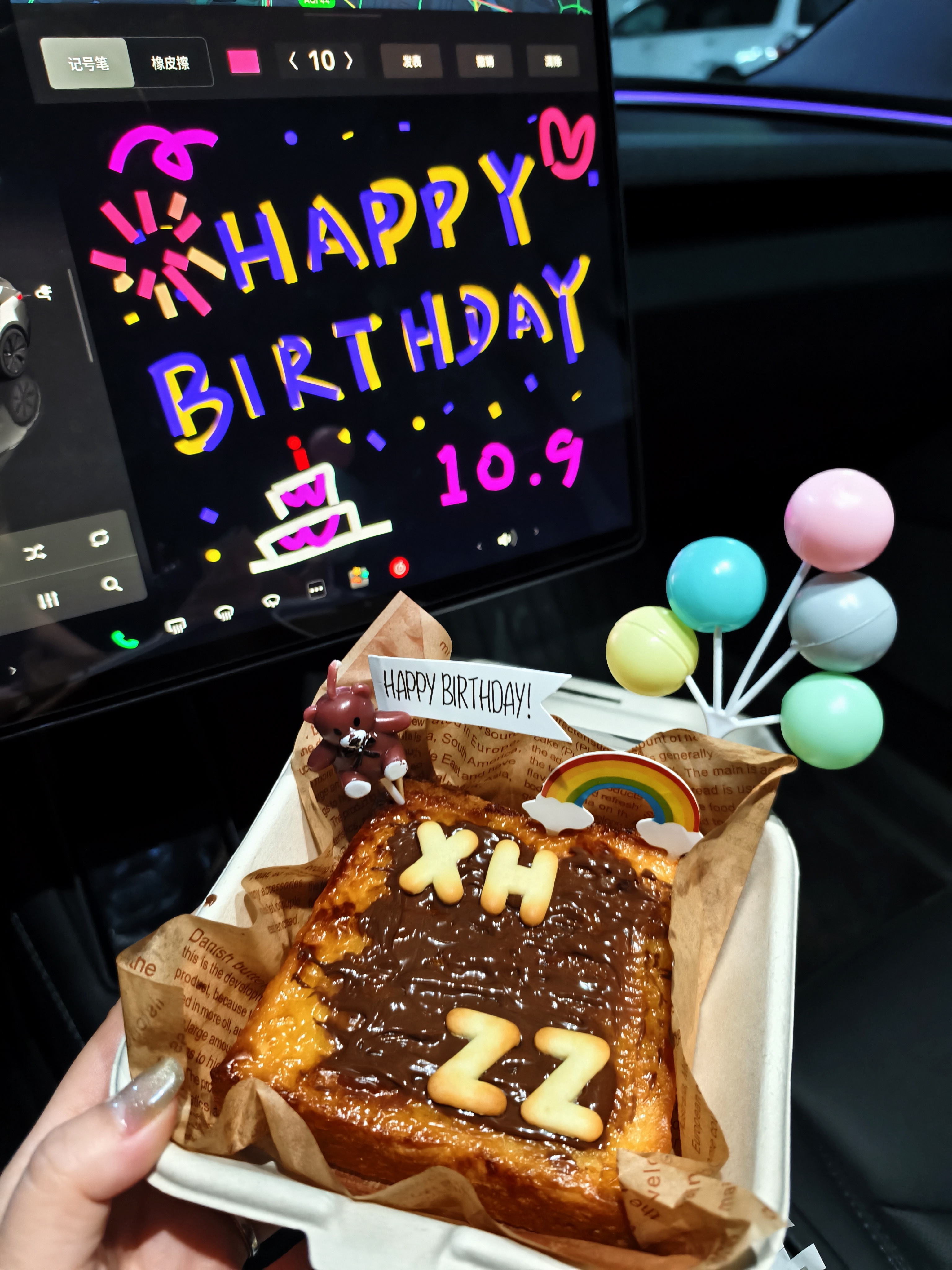 🥳Plog｜"生日在特斯拉里可以这样拍~ 移动生日包厢已就位！
谁说仪式感需要大场面！
准备好全手工的🍰小蛋糕跟生日鸡蛋🥚
给搭子过生日啦~
两个人在一起细水长流，爱就是简简单单🥳
特斯拉专属画板可以任意发挥~氛围拉满，灯光拉满
怎么拍都出片~
PS：图八附详细教程🤪🤪
需要的宝子可以存下~
#特斯拉女车主 #特斯拉
#生日仪式感
#生日氛围感照片 #生日照这样拍 #生日拍照 #浪漫生活的记录者 @fafa的移动充电堡