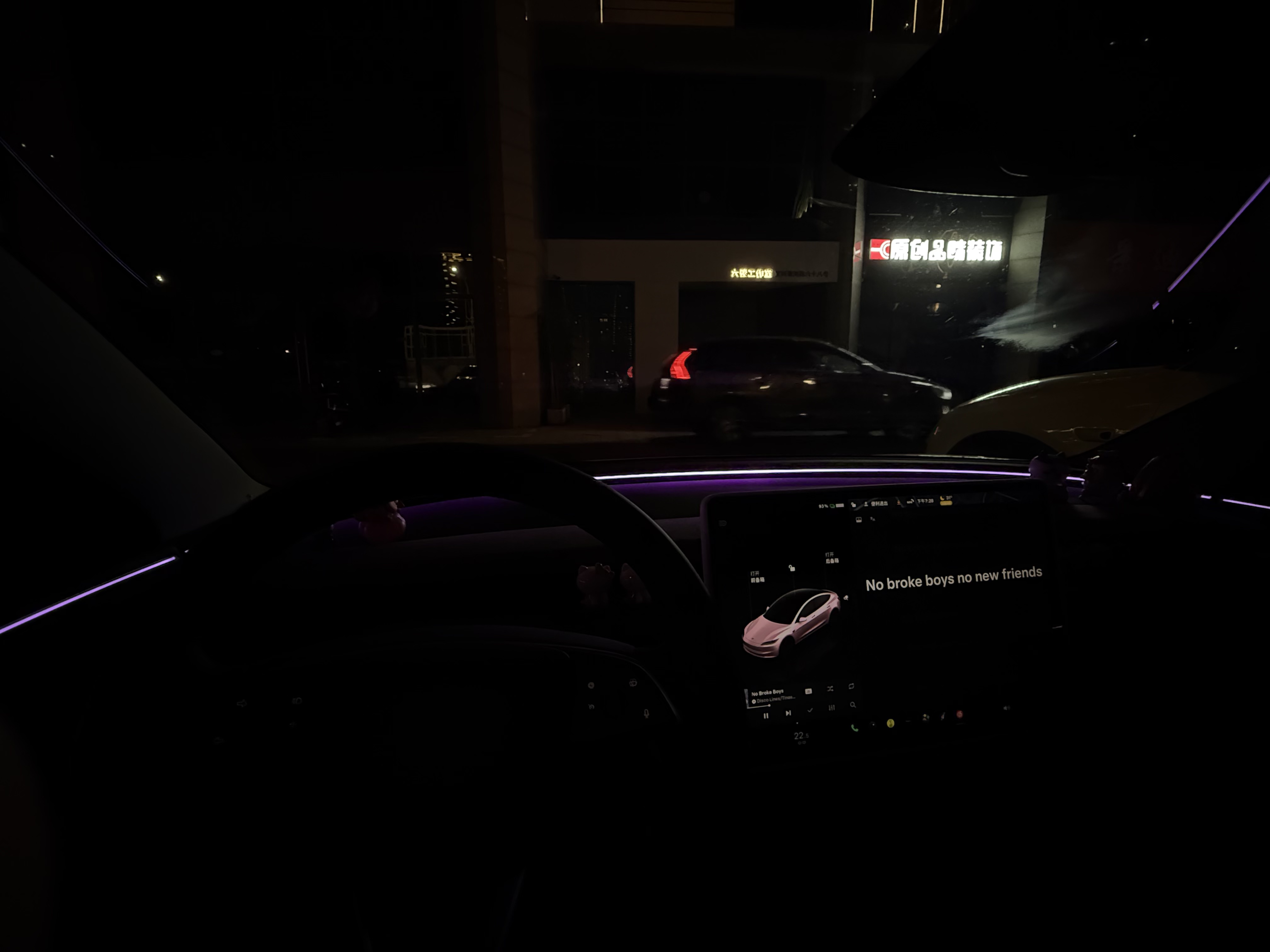 是谁还没有更新特斯拉最新ota！ 感觉这个头顶摄像头是一个拍ootd利器hhh，晚上行驶必须打开车窗，已经收获等🚥时n辆车注目礼😎😎#model3 #汽车氛围感 #tesla #特斯拉 @Puff柿