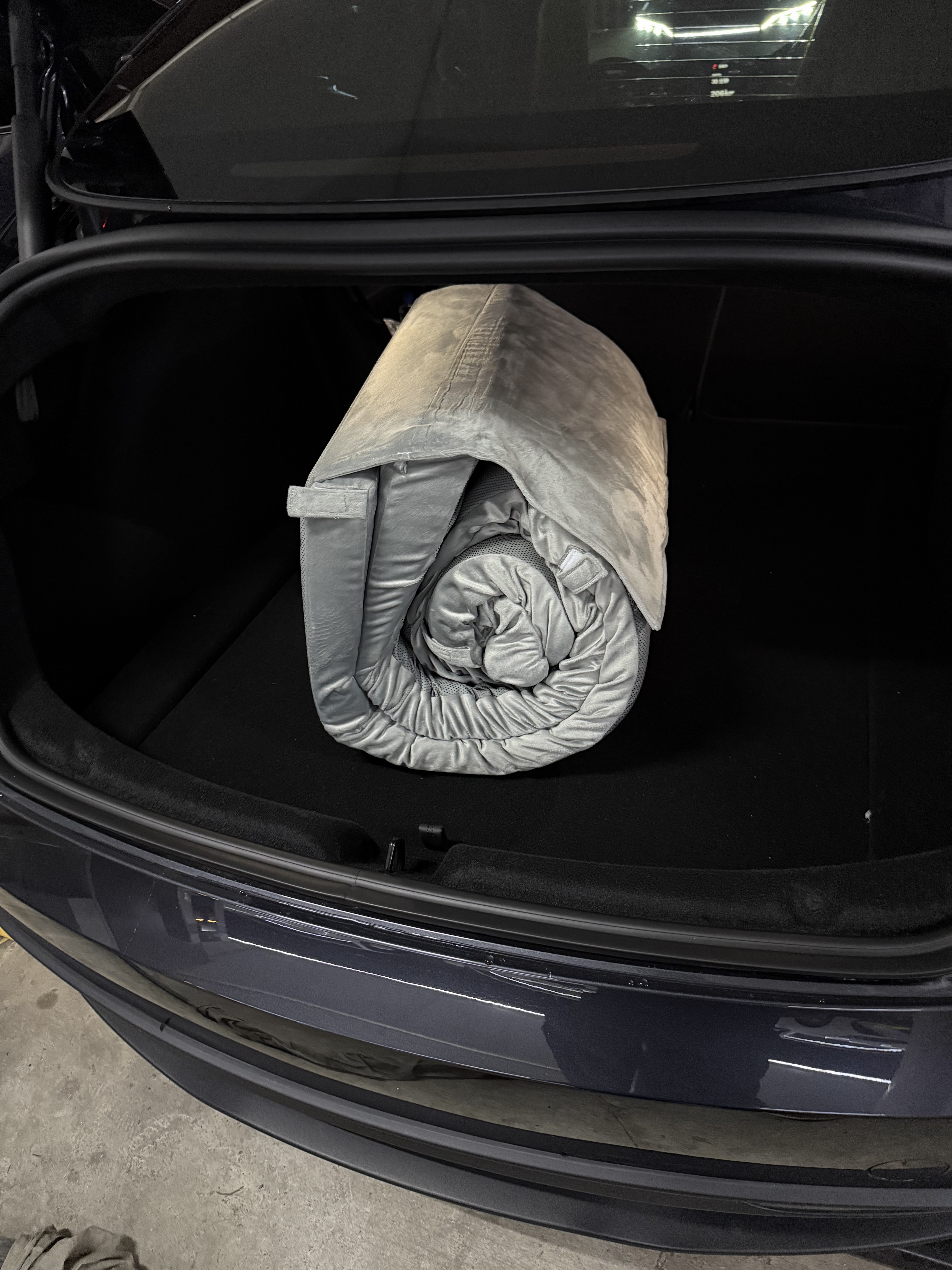 #Tesla｜特斯拉大玩具🧸汽车新搭子 model3+理想生活需要一点热爱和心动🤍
“恭喜您成为尊贵的特斯拉车主，愿转子交流电照亮您的事业与前程，一起加速世界可持续能源的转变”
都说特斯拉车漆比较薄，贴了透明车膜，很方便洗车，每次露营回来给它洗刷刷完美！油车换电车体验感很棒，幸福具像化，用喜欢的方式生活！
露营天花板移动的星空帐篷｜特斯拉大床房重新定义露营
一键放倒后排，秒变2米超大全平空间，搭配定制气垫床，铺上柔软床品。窗外是银河与篝火，车内是恒温静谧的私享天地。自动空调驱散夜寒，全景天窗框住整片星空，露营不再将就，每一夜都是顶配体验。
说走就走的「家」｜特斯拉大床房的野趣浪漫
无需搭建帐篷，无需担忧天气。电动尾门开启，即刻拥有专属大床房：隐藏式储物格收纳行李，手机无线充电守护电量，沉浸式音响播放助眠音乐。以车为家，把山野当庭院，把旅途过成诗。
极简出行，极致舒适！
	
#model3 #特斯拉 #自驾 #露营 #日常文案 #特斯拉女车 #汽车博主 #电车 #生活美学 #自驾游 @蓝不喝奶茶🎀