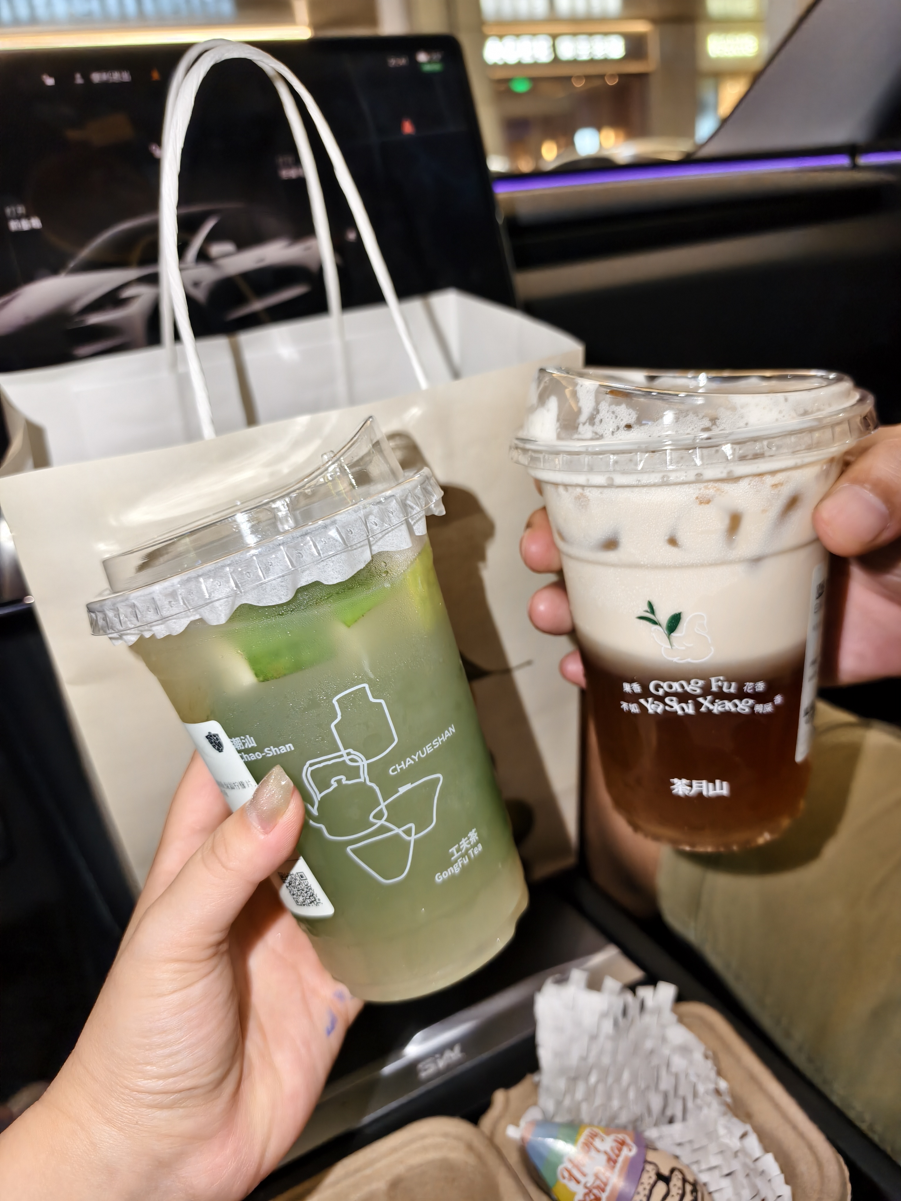 🥳Plog｜"生日在特斯拉里可以这样拍~ 移动生日包厢已就位！
谁说仪式感需要大场面！
准备好全手工的🍰小蛋糕跟生日鸡蛋🥚
给搭子过生日啦~
两个人在一起细水长流，爱就是简简单单🥳
特斯拉专属画板可以任意发挥~氛围拉满，灯光拉满
怎么拍都出片~
PS：图八附详细教程🤪🤪
需要的宝子可以存下~
#特斯拉女车主 #特斯拉
#生日仪式感
#生日氛围感照片 #生日照这样拍 #生日拍照 #浪漫生活的记录者 @fafa的移动充电堡