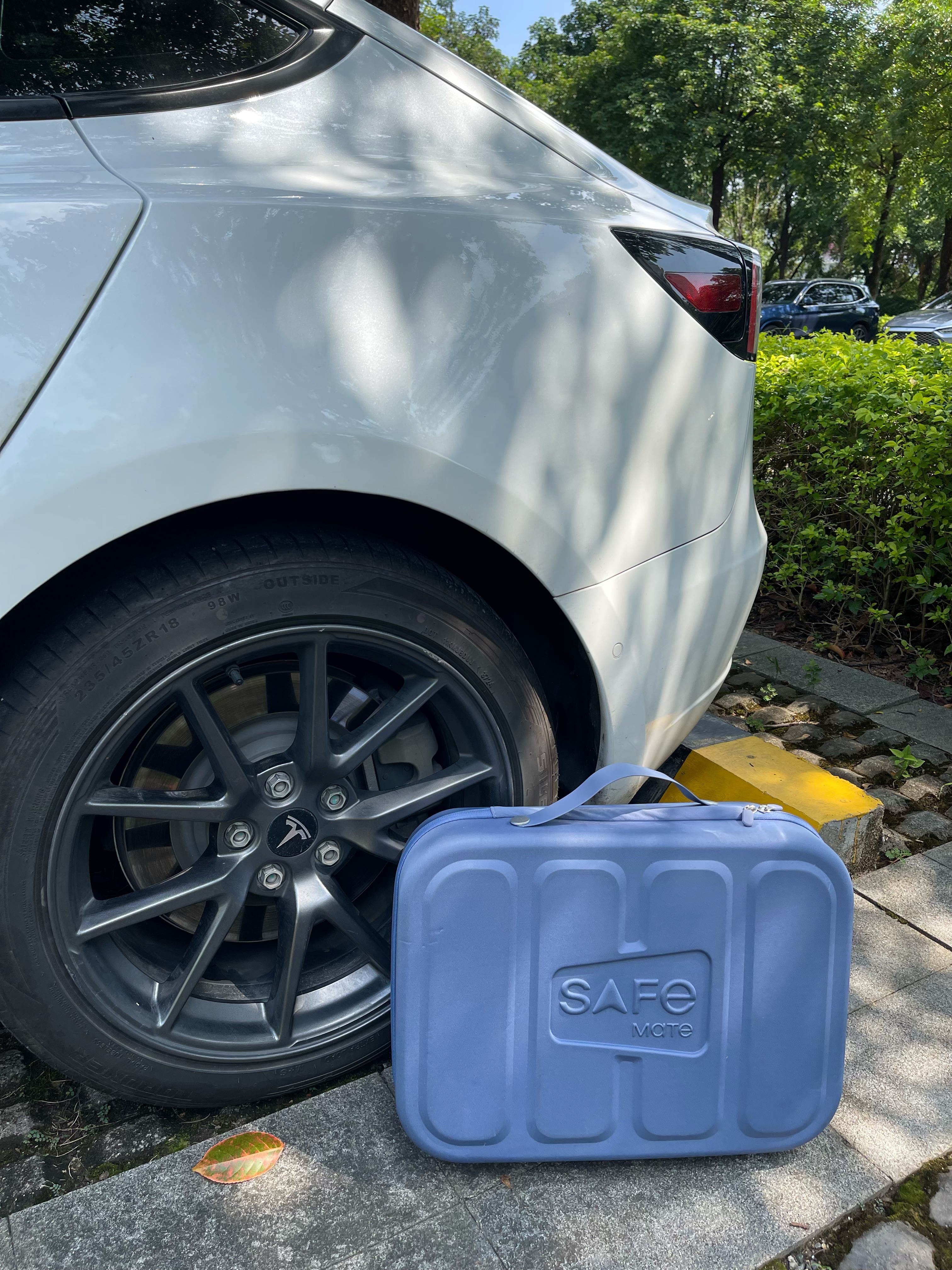 有了它，特斯拉自驾终于不焦虑了 以前节假日出门，要么抢高铁票耗尽心神，要么下了车还得跟着人群挤出租车……自从开上特斯拉，短途自驾直接成了我假期的首选！
	
本来跟儿子约好3号去广州，结果这小子1号突击完成了所有作业，2号一早就催着“妈妈快走”，自驾的快乐，不就是这份说走就走的自由嘛！
	
但电车自驾的麻烦我也遇过——上次节假日在服务区等充电，排了快一小时队，差点耽误行程。这次带了安伴随车充，总算把我从电量焦虑里解放了！不用专门找充电桩，随便找个电源就能充，国际7孔接口适配性很强，不光我的特斯拉，闺蜜的电车也能用上。
	
关键它特别轻便！小小一个箱子塞在前备箱不占地方，我一个女生拎着也不费劲，再也不用慌慌张张找快充站。
	
这次本来计划5号去澳门，遇上台风就临时改道去了香港，全程没为电量慌过神，开得特别轻松！有电车的姐妹真的可以试试，从此自驾不用时刻盯着电量，只管安心享受路上的风景～
	
#特斯拉女车主 #特斯拉自驾 #电车自驾 #国庆出行好物 #安伴随车充 #电量焦虑退退退 #特斯拉model3 #好物分享 #满电出发 #自驾出行必备#安伴#安伴充电桩 @梦里啥都有