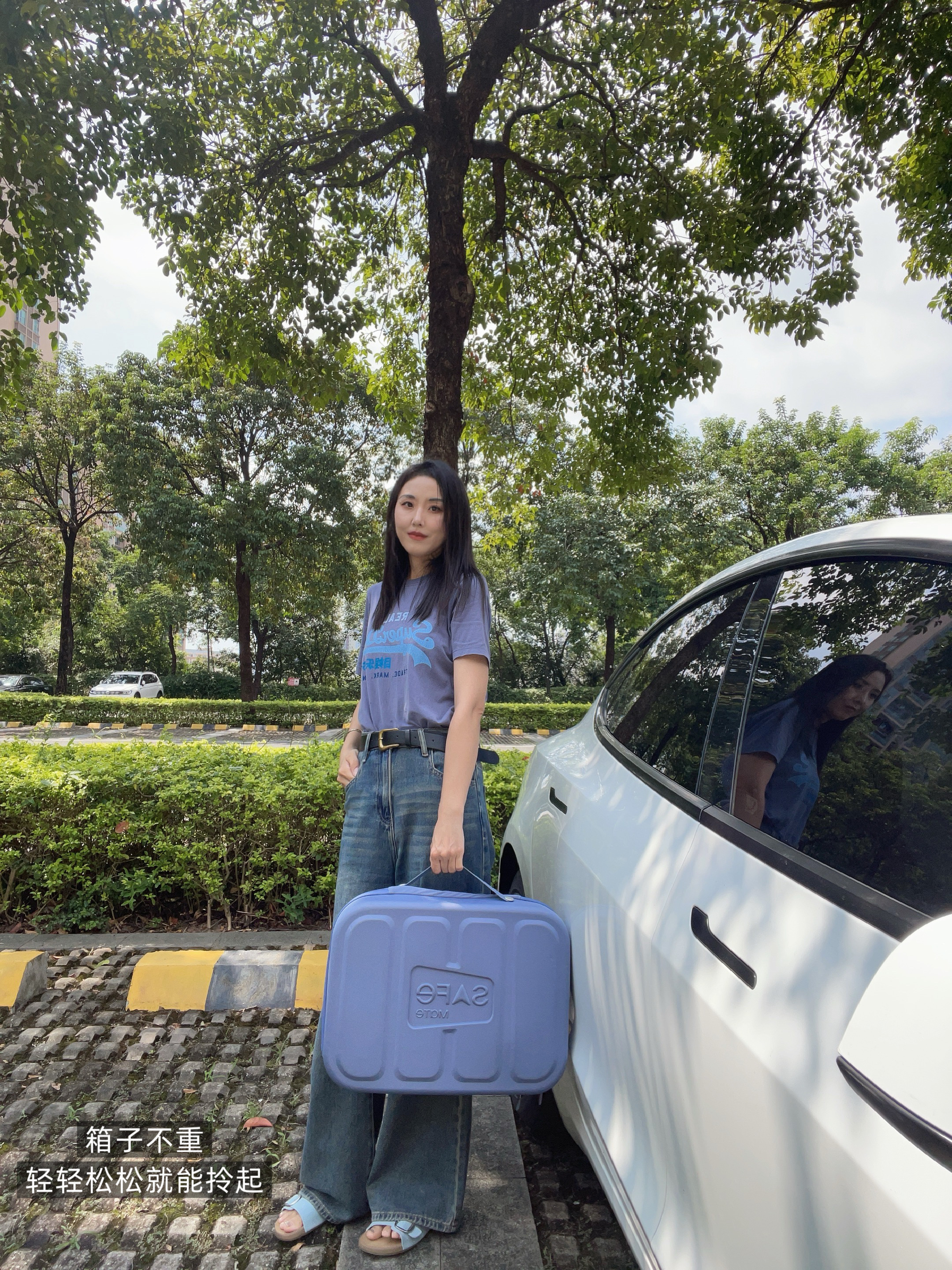 有了它，特斯拉自驾终于不焦虑了 以前节假日出门，要么抢高铁票耗尽心神，要么下了车还得跟着人群挤出租车……自从开上特斯拉，短途自驾直接成了我假期的首选！
	
本来跟儿子约好3号去广州，结果这小子1号突击完成了所有作业，2号一早就催着“妈妈快走”，自驾的快乐，不就是这份说走就走的自由嘛！
	
但电车自驾的麻烦我也遇过——上次节假日在服务区等充电，排了快一小时队，差点耽误行程。这次带了安伴随车充，总算把我从电量焦虑里解放了！不用专门找充电桩，随便找个电源就能充，国际7孔接口适配性很强，不光我的特斯拉，闺蜜的电车也能用上。
	
关键它特别轻便！小小一个箱子塞在前备箱不占地方，我一个女生拎着也不费劲，再也不用慌慌张张找快充站。
	
这次本来计划5号去澳门，遇上台风就临时改道去了香港，全程没为电量慌过神，开得特别轻松！有电车的姐妹真的可以试试，从此自驾不用时刻盯着电量，只管安心享受路上的风景～
	
#特斯拉女车主 #特斯拉自驾 #电车自驾 #国庆出行好物 #安伴随车充 #电量焦虑退退退 #特斯拉model3 #好物分享 #满电出发 #自驾出行必备#安伴#安伴充电桩 @梦里啥都有