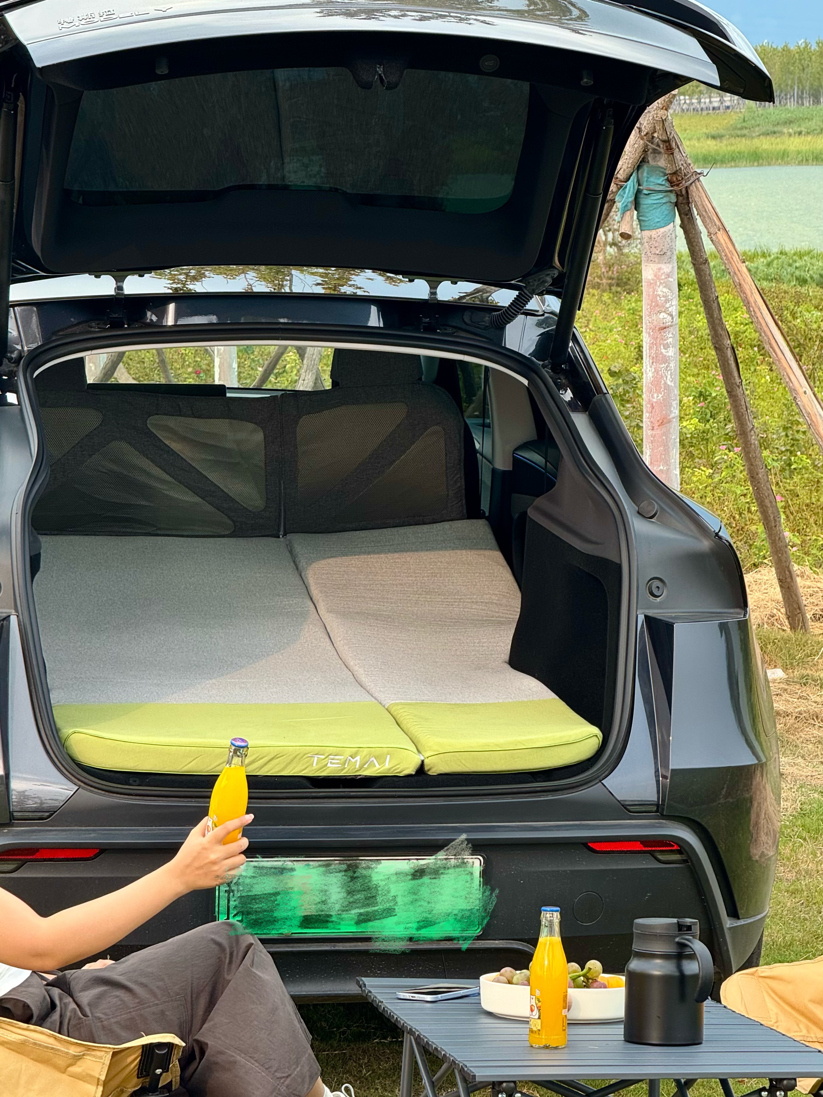 🌟特斯拉露营初体验｜把大自然收进梦里🌃 -
终于开着新车去野营啦～
没换电车之前 觉得睡在车里肯定很难受
睡过了特斯拉大床房 改观了 哈哈哈
	
周末开车到郊外 放倒座椅铺开床垫
在移动小窝里 读一本小说 看一场露天电影
然后伴着月光沉沉睡去～
床垫睡起来也很软乎 躺下瞬间仿佛跌进云朵里
头颈有依托 腰臀被稳稳承托 被包裹住了
睡着车里一个上午 床垫很透气 不闷热
翻身时也不会窸窣响 安静得只听得到窗外的虫鸣
回去了把床垫卷起来收进前备箱就行 不怎么占空间
	
终于理解为什么有人说特斯拉是“户外幸福感放大器”
科技+自然原来可以这么融合
原来诗与远方 真的可以装进一辆Model Y里
	
#开着电车去露营 #打开露营新方式 #特斯拉 #特斯拉车载好物 #特斯拉配件 #一起去露营 #高颜值汽车好物 #特斯拉改装 #特斯拉女车主 #特麦云舱记忆棉床垫 @气气好宅