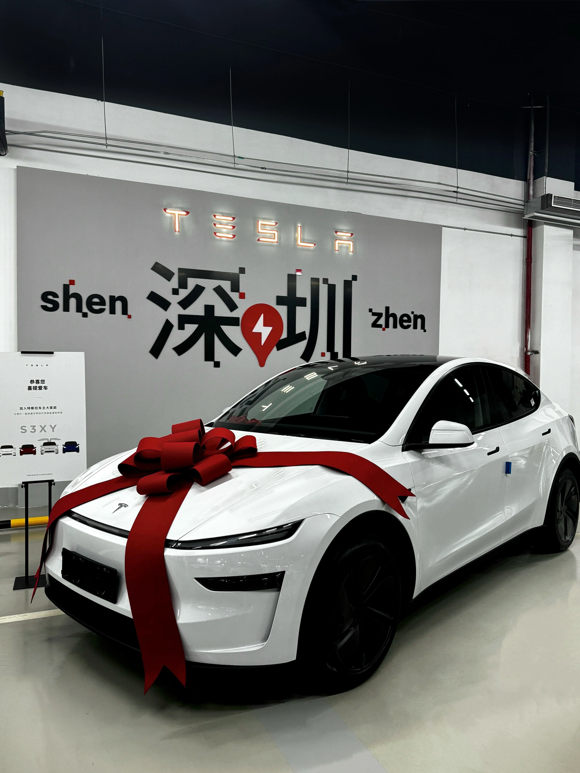 提车日记|01年靠自己喜提第一辆🚗 怒拍10086张!!白色小特配黑色包出片的！
恭喜自己成为特斯拉车主
	
从前总幻想做一个手握方向盘独当一面的“大女主”终于有一天我也变成小时候羡慕的样子
	
从此世界在我面前指向我想去的任何地方
我完全而绝对的主持着我 这句话具像化了.
#提车 #提车拍照 #modely #大玩具 #提车日记 #提车仪式 #特斯拉 #每天都有值得记录的瞬间 @欢欢