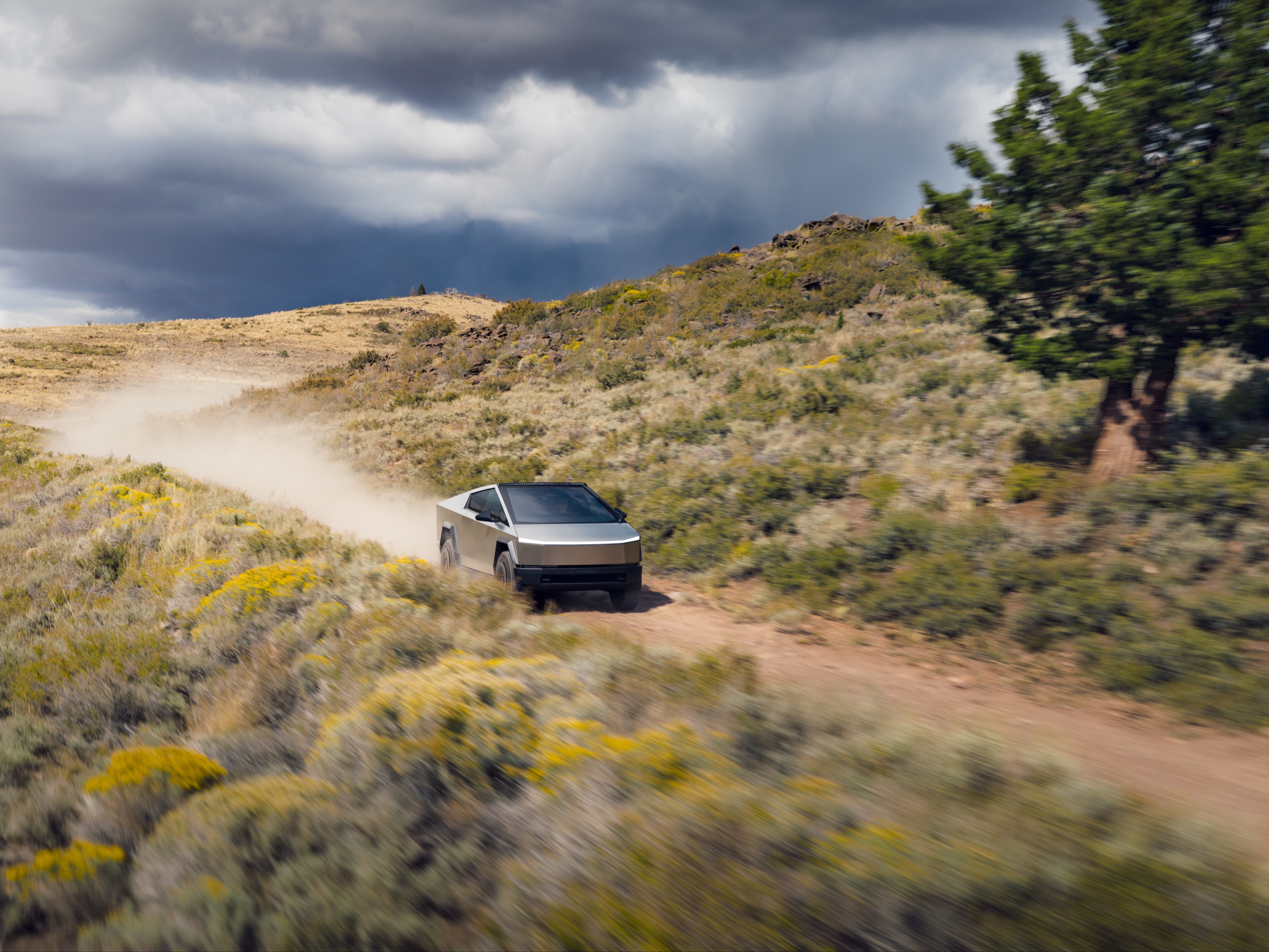 山野之间，赛博越野旅行车已就位📐 驰过荒原，穿越旷野⛰️
棱角触摸微风⚡️解锁旅途新风景👀
	
#和特斯拉发现出片秘诀 #特斯拉赛博越野旅行车 #特别心动的车 #特S3XY的驾驶方式 @特斯拉