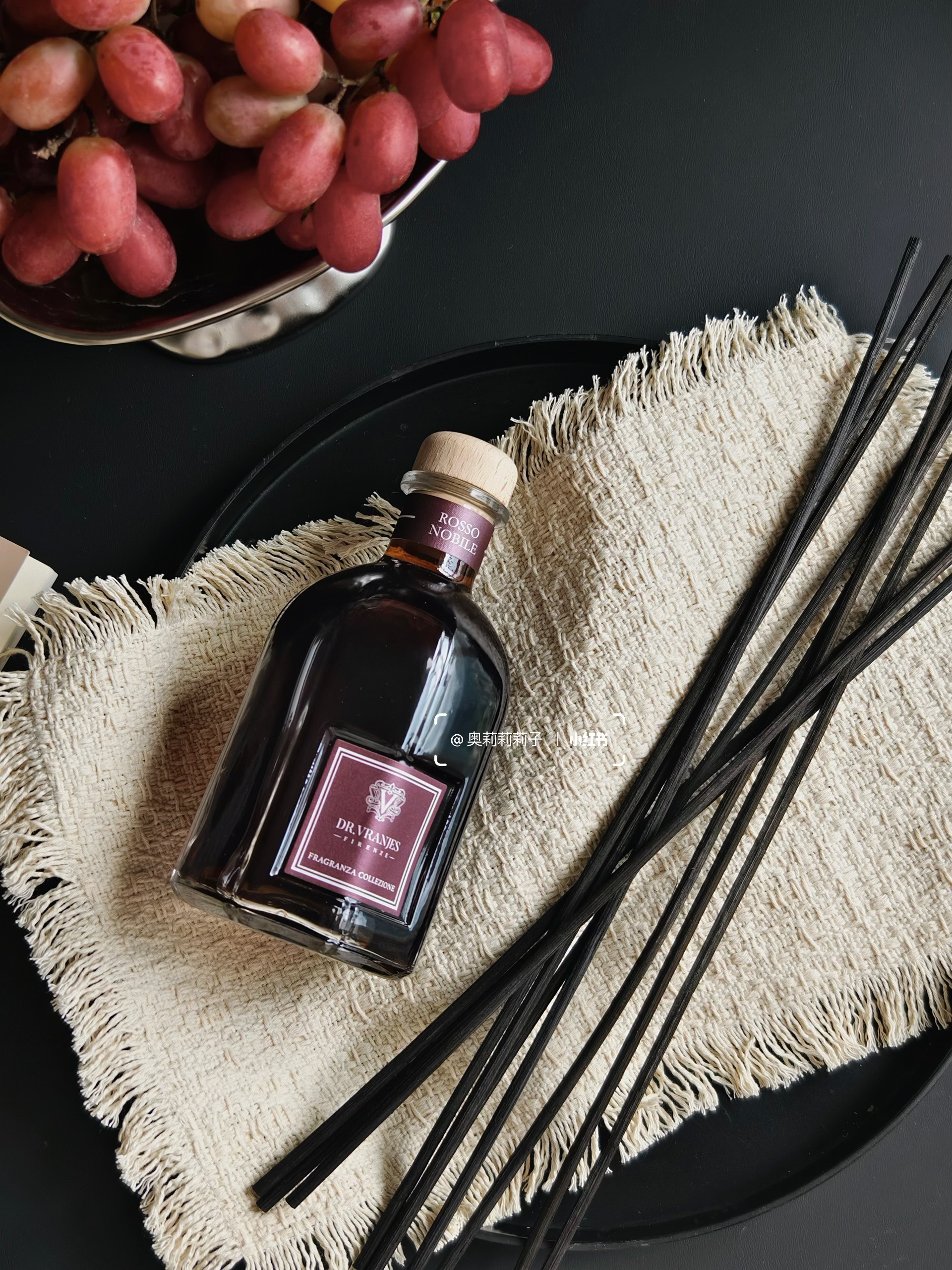 靠特斯拉涨粉1.8w，30+姐姐的博主日常 我也没想到
刚开始只是随手发发开车日常🤳
分享喜欢的车载好物和随手拍
结果好多人都在评论区问我🫢
“你的车为什么能一直这么干净？”
“怎么把车拍出这么高级的感觉？”
	
然后一年时间
我就收获了有1.8w个小可爱啦✌️
	
后来我渐渐明白
我们每天在车里度过的时间
其实比想象中更长
它不只是交通工具🚗
更是成年之后的第二个家🏠
	
一个真正属于自己、可以安心停靠的情绪空间
所以，我特别在意这个“家”带给我的感受
尤其是气味✨
	
刚好中秋时收到了朋友送来的礼物~
是 Dr.Vranjes 红酒贵族的车载香薰🍷
早就听说它是意大利殿堂级的香氛品牌
一下就爱上了，完全是我的本命香
	
八角造型灵感来自佛罗伦萨百花大教堂穹顶
星光银的质感低调又高级
和特斯拉的极简科技感太适配了🪩
	
更动人的，是它的香气情绪
清新酸甜的葡萄与浆果气息扑面而来
像一场流动的托斯卡纳阳光🌅
瞬间点亮心情，带来轻盈的愉悦感
随后浮起的桦木香🪵
温柔地将果香轻轻托住🍇
不过分甜腻，反而多了一份沉静的安稳
让整段车程都变得从容起来
	
堵车时闻到这个味道
焦虑好像真的被悄悄抚平了
	
后来我直接把同款无火香薰也搬回了家
搭配的自带孔径的天然藤条扩香力很强
香气扩散均匀又持久
没多久满屋都是微醺红酒香🍷
从此窝在家里也是一种享受
无意间发现原来井柏然、马思纯也在用这款！
不得不夸夸自己的小众审美品味
	
其实无论是车，还是房间🏠
我们都在寻找一种“被理解”的味道
它不张扬，却始终在场
用气息构筑一个安心、治愈的角落🎐
那是成年之后，我们亲手为自己搭建的
第二个家[红色心形R]
	
#特斯拉女车主 #一人一件车载好物 #DRV香薰 #DRV红酒贵族 #drvranjes #馥意世 #车载香薰 #车载好物 #小众礼物 #香气疗愈 #礼物推荐 #女生车里什么 #女性成长 #女生副驾驶#翻包记 #我的车生活 #我的车真好看 #高颜值汽车好物 @奥莉莉莉子