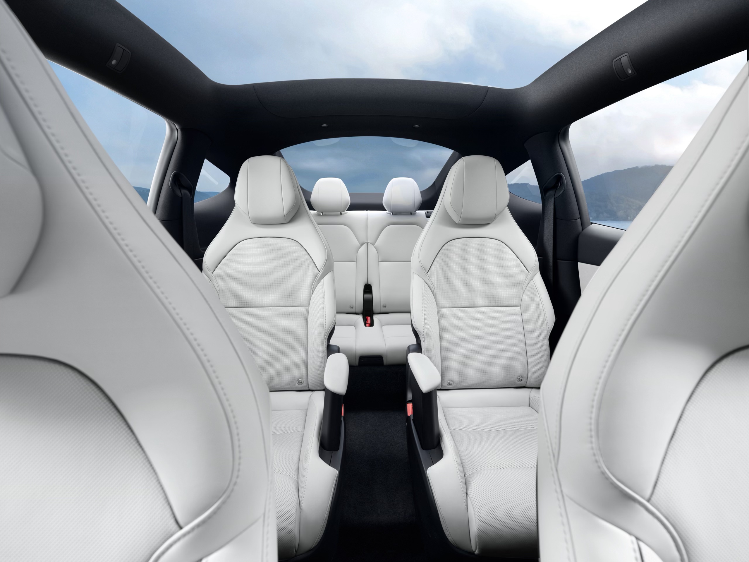 Model Y L浅灰色高级内饰，来了！🤩 耐磨、抗污、好打理🧹
柔和色调让座舱更显温馨宽敞
空间感拉满[哇R][哇R]
	
简约内饰，科技焕新🆕
自在空间，座座惬意[偷笑R]
	
深色沉稳，浅色明亮
两种内饰风格随心选[红色心形R]
欢迎前往特斯拉门店咨询品鉴✌️ @特斯拉