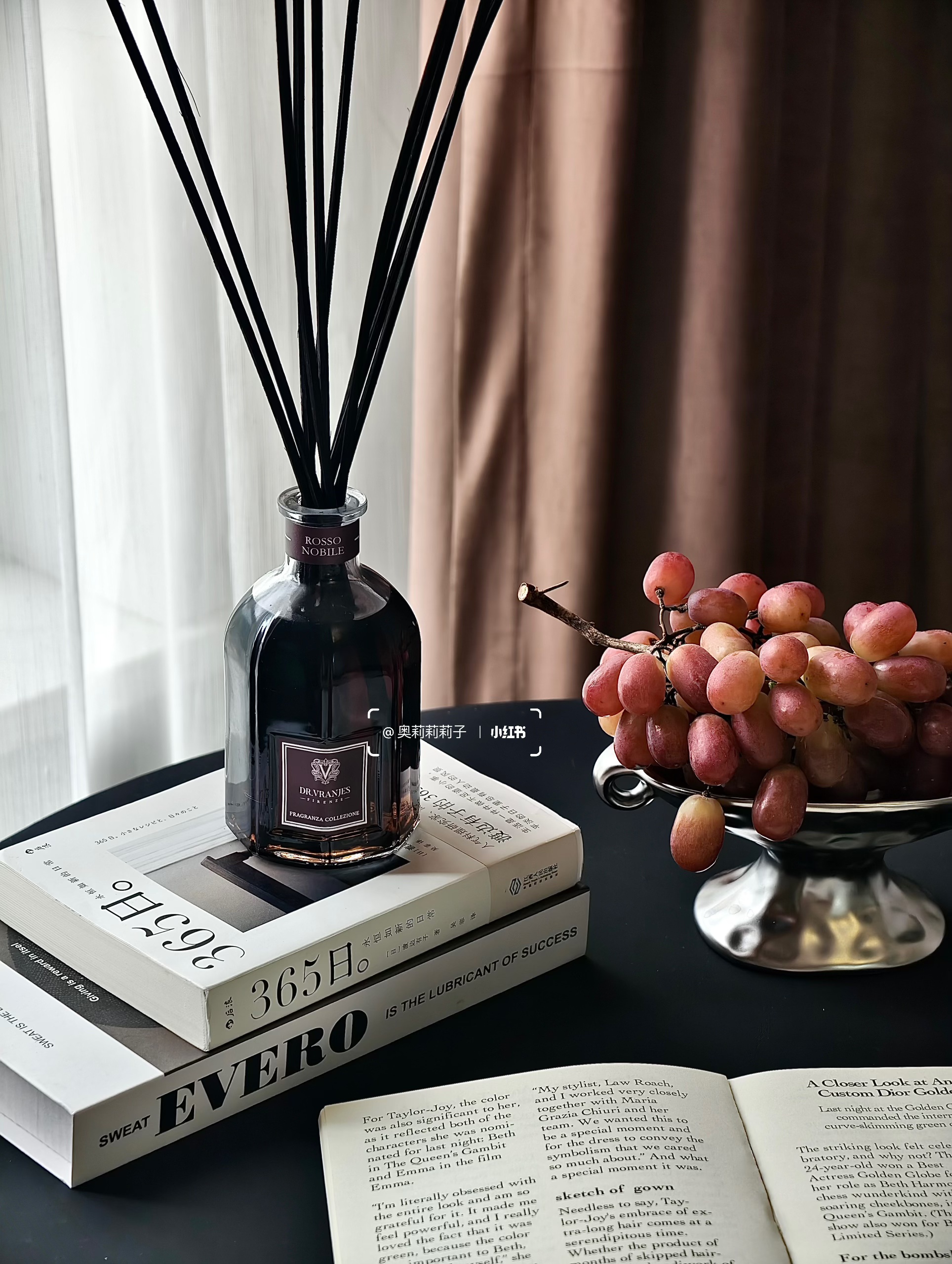 靠特斯拉涨粉1.8w，30+姐姐的博主日常 我也没想到
刚开始只是随手发发开车日常🤳
分享喜欢的车载好物和随手拍
结果好多人都在评论区问我🫢
“你的车为什么能一直这么干净？”
“怎么把车拍出这么高级的感觉？”
	
然后一年时间
我就收获了有1.8w个小可爱啦✌️
	
后来我渐渐明白
我们每天在车里度过的时间
其实比想象中更长
它不只是交通工具🚗
更是成年之后的第二个家🏠
	
一个真正属于自己、可以安心停靠的情绪空间
所以，我特别在意这个“家”带给我的感受
尤其是气味✨
	
刚好中秋时收到了朋友送来的礼物~
是 Dr.Vranjes 红酒贵族的车载香薰🍷
早就听说它是意大利殿堂级的香氛品牌
一下就爱上了，完全是我的本命香
	
八角造型灵感来自佛罗伦萨百花大教堂穹顶
星光银的质感低调又高级
和特斯拉的极简科技感太适配了🪩
	
更动人的，是它的香气情绪
清新酸甜的葡萄与浆果气息扑面而来
像一场流动的托斯卡纳阳光🌅
瞬间点亮心情，带来轻盈的愉悦感
随后浮起的桦木香🪵
温柔地将果香轻轻托住🍇
不过分甜腻，反而多了一份沉静的安稳
让整段车程都变得从容起来
	
堵车时闻到这个味道
焦虑好像真的被悄悄抚平了
	
后来我直接把同款无火香薰也搬回了家
搭配的自带孔径的天然藤条扩香力很强
香气扩散均匀又持久
没多久满屋都是微醺红酒香🍷
从此窝在家里也是一种享受
无意间发现原来井柏然、马思纯也在用这款！
不得不夸夸自己的小众审美品味
	
其实无论是车，还是房间🏠
我们都在寻找一种“被理解”的味道
它不张扬，却始终在场
用气息构筑一个安心、治愈的角落🎐
那是成年之后，我们亲手为自己搭建的
第二个家[红色心形R]
	
#特斯拉女车主 #一人一件车载好物 #DRV香薰 #DRV红酒贵族 #drvranjes #馥意世 #车载香薰 #车载好物 #小众礼物 #香气疗愈 #礼物推荐 #女生车里什么 #女性成长 #女生副驾驶#翻包记 #我的车生活 #我的车真好看 #高颜值汽车好物 @奥莉莉莉子