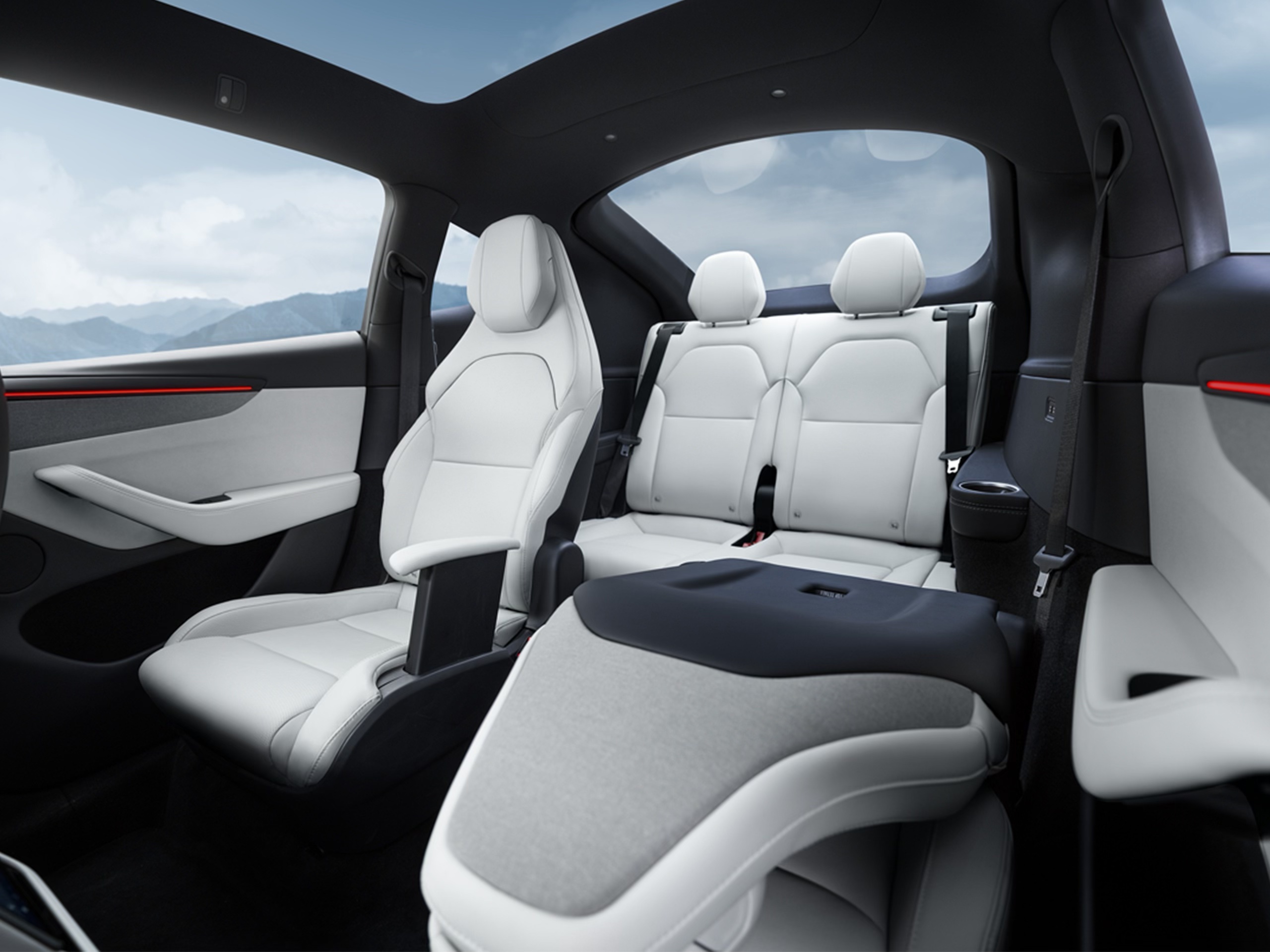 Model Y L浅灰色高级内饰，来了！🤩 耐磨、抗污、好打理🧹
柔和色调让座舱更显温馨宽敞
空间感拉满[哇R][哇R]
	
简约内饰，科技焕新🆕
自在空间，座座惬意[偷笑R]
	
深色沉稳，浅色明亮
两种内饰风格随心选[红色心形R]
欢迎前往特斯拉门店咨询品鉴✌️ @特斯拉