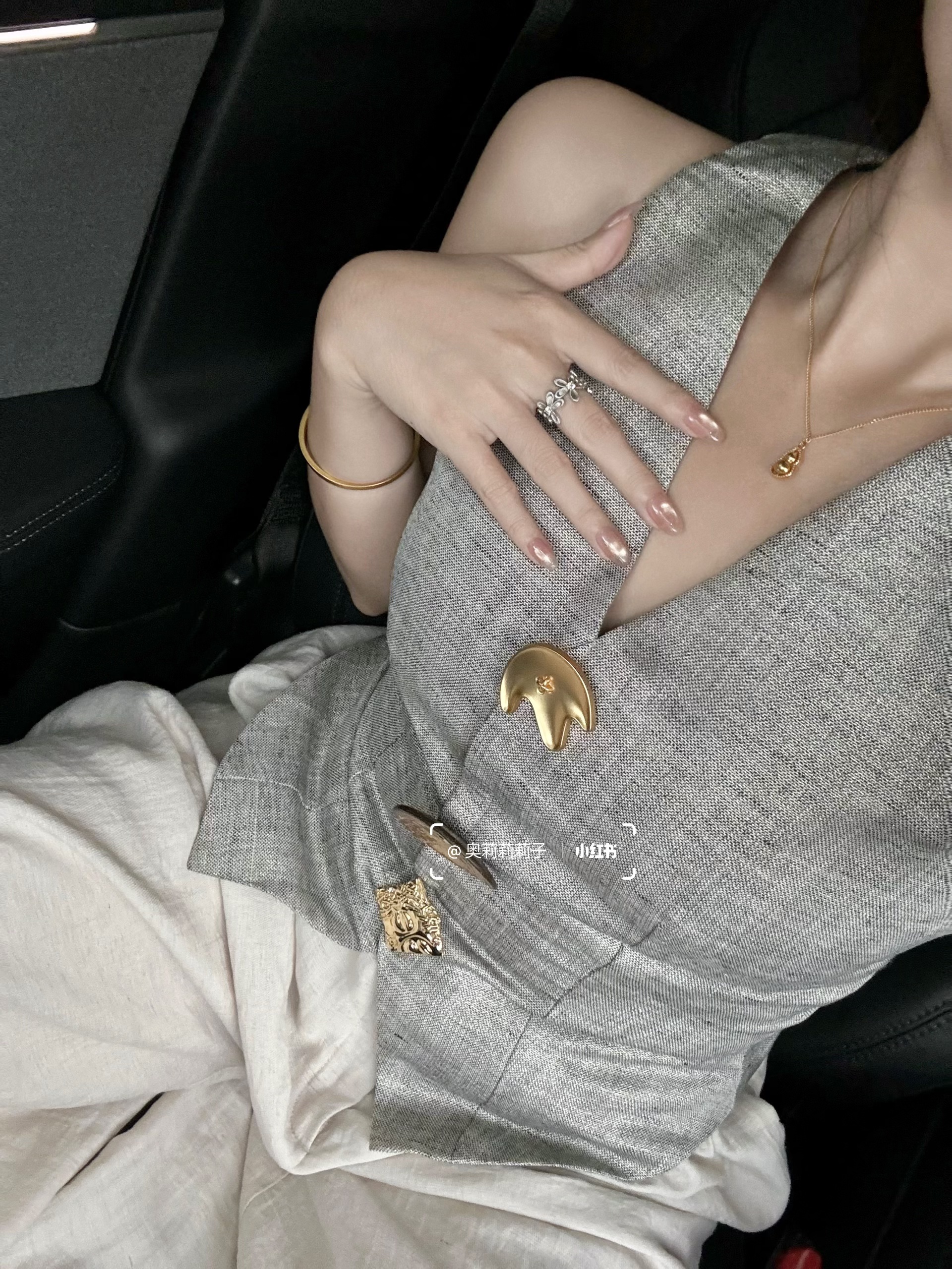 靠特斯拉涨粉1.8w，30+姐姐的博主日常 我也没想到
刚开始只是随手发发开车日常🤳
分享喜欢的车载好物和随手拍
结果好多人都在评论区问我🫢
“你的车为什么能一直这么干净？”
“怎么把车拍出这么高级的感觉？”
	
然后一年时间
我就收获了有1.8w个小可爱啦✌️
	
后来我渐渐明白
我们每天在车里度过的时间
其实比想象中更长
它不只是交通工具🚗
更是成年之后的第二个家🏠
	
一个真正属于自己、可以安心停靠的情绪空间
所以，我特别在意这个“家”带给我的感受
尤其是气味✨
	
刚好中秋时收到了朋友送来的礼物~
是 Dr.Vranjes 红酒贵族的车载香薰🍷
早就听说它是意大利殿堂级的香氛品牌
一下就爱上了，完全是我的本命香
	
八角造型灵感来自佛罗伦萨百花大教堂穹顶
星光银的质感低调又高级
和特斯拉的极简科技感太适配了🪩
	
更动人的，是它的香气情绪
清新酸甜的葡萄与浆果气息扑面而来
像一场流动的托斯卡纳阳光🌅
瞬间点亮心情，带来轻盈的愉悦感
随后浮起的桦木香🪵
温柔地将果香轻轻托住🍇
不过分甜腻，反而多了一份沉静的安稳
让整段车程都变得从容起来
	
堵车时闻到这个味道
焦虑好像真的被悄悄抚平了
	
后来我直接把同款无火香薰也搬回了家
搭配的自带孔径的天然藤条扩香力很强
香气扩散均匀又持久
没多久满屋都是微醺红酒香🍷
从此窝在家里也是一种享受
无意间发现原来井柏然、马思纯也在用这款！
不得不夸夸自己的小众审美品味
	
其实无论是车，还是房间🏠
我们都在寻找一种“被理解”的味道
它不张扬，却始终在场
用气息构筑一个安心、治愈的角落🎐
那是成年之后，我们亲手为自己搭建的
第二个家[红色心形R]
	
#特斯拉女车主 #一人一件车载好物 #DRV香薰 #DRV红酒贵族 #drvranjes #馥意世 #车载香薰 #车载好物 #小众礼物 #香气疗愈 #礼物推荐 #女生车里什么 #女性成长 #女生副驾驶#翻包记 #我的车生活 #我的车真好看 #高颜值汽车好物 @奥莉莉莉子