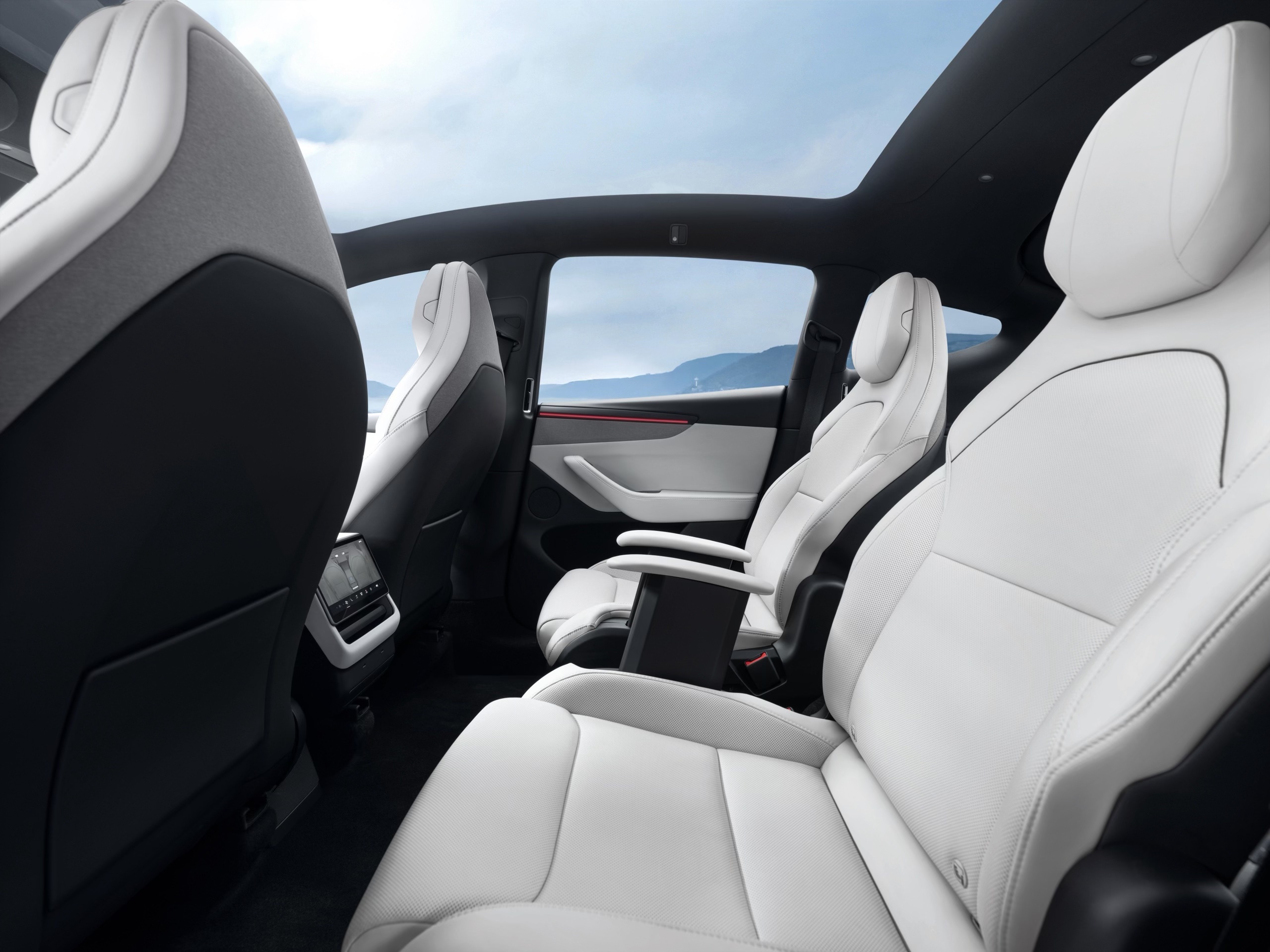 Model Y L浅灰色高级内饰，来了！🤩 耐磨、抗污、好打理🧹
柔和色调让座舱更显温馨宽敞
空间感拉满[哇R][哇R]
	
简约内饰，科技焕新🆕
自在空间，座座惬意[偷笑R]
	
深色沉稳，浅色明亮
两种内饰风格随心选[红色心形R]
欢迎前往特斯拉门店咨询品鉴✌️ @特斯拉