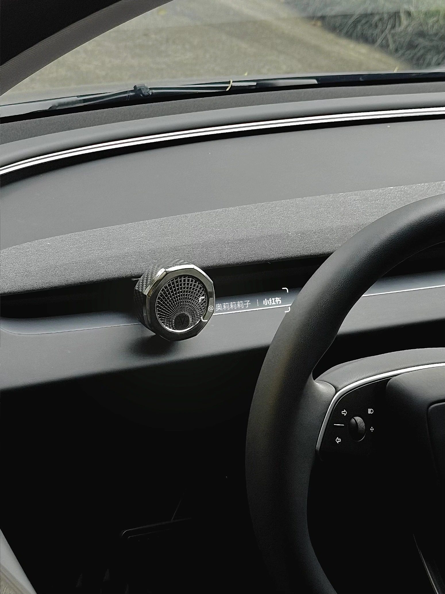 靠特斯拉涨粉1.8w，30+姐姐的博主日常 我也没想到
刚开始只是随手发发开车日常🤳
分享喜欢的车载好物和随手拍
结果好多人都在评论区问我🫢
“你的车为什么能一直这么干净？”
“怎么把车拍出这么高级的感觉？”
	
然后一年时间
我就收获了有1.8w个小可爱啦✌️
	
后来我渐渐明白
我们每天在车里度过的时间
其实比想象中更长
它不只是交通工具🚗
更是成年之后的第二个家🏠
	
一个真正属于自己、可以安心停靠的情绪空间
所以，我特别在意这个“家”带给我的感受
尤其是气味✨
	
刚好中秋时收到了朋友送来的礼物~
是 Dr.Vranjes 红酒贵族的车载香薰🍷
早就听说它是意大利殿堂级的香氛品牌
一下就爱上了，完全是我的本命香
	
八角造型灵感来自佛罗伦萨百花大教堂穹顶
星光银的质感低调又高级
和特斯拉的极简科技感太适配了🪩
	
更动人的，是它的香气情绪
清新酸甜的葡萄与浆果气息扑面而来
像一场流动的托斯卡纳阳光🌅
瞬间点亮心情，带来轻盈的愉悦感
随后浮起的桦木香🪵
温柔地将果香轻轻托住🍇
不过分甜腻，反而多了一份沉静的安稳
让整段车程都变得从容起来
	
堵车时闻到这个味道
焦虑好像真的被悄悄抚平了
	
后来我直接把同款无火香薰也搬回了家
搭配的自带孔径的天然藤条扩香力很强
香气扩散均匀又持久
没多久满屋都是微醺红酒香🍷
从此窝在家里也是一种享受
无意间发现原来井柏然、马思纯也在用这款！
不得不夸夸自己的小众审美品味
	
其实无论是车，还是房间🏠
我们都在寻找一种“被理解”的味道
它不张扬，却始终在场
用气息构筑一个安心、治愈的角落🎐
那是成年之后，我们亲手为自己搭建的
第二个家[红色心形R]
	
#特斯拉女车主 #一人一件车载好物 #DRV香薰 #DRV红酒贵族 #drvranjes #馥意世 #车载香薰 #车载好物 #小众礼物 #香气疗愈 #礼物推荐 #女生车里什么 #女性成长 #女生副驾驶#翻包记 #我的车生活 #我的车真好看 #高颜值汽车好物 @奥莉莉莉子