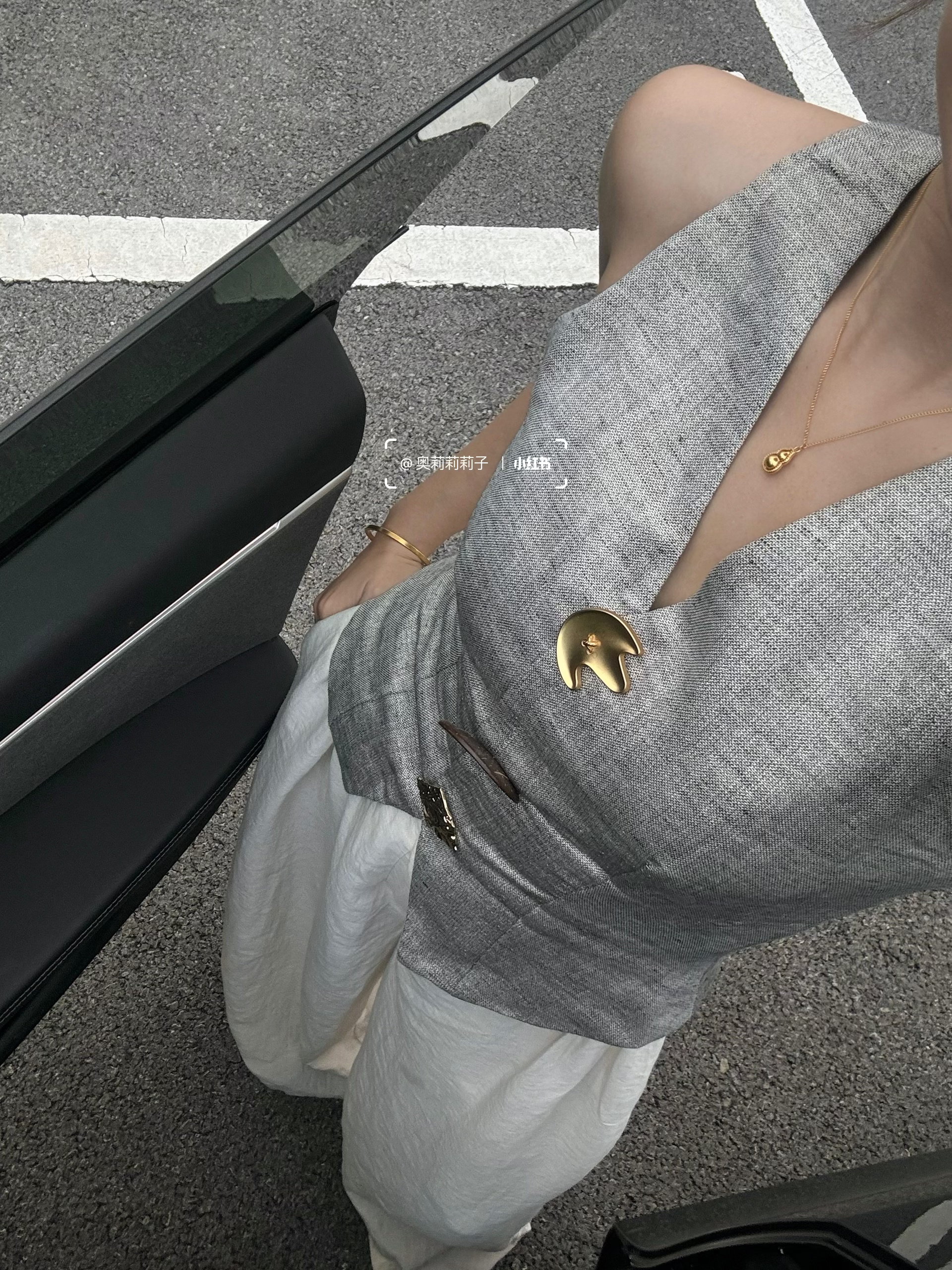 靠特斯拉涨粉1.8w，30+姐姐的博主日常 我也没想到
刚开始只是随手发发开车日常🤳
分享喜欢的车载好物和随手拍
结果好多人都在评论区问我🫢
“你的车为什么能一直这么干净？”
“怎么把车拍出这么高级的感觉？”
	
然后一年时间
我就收获了有1.8w个小可爱啦✌️
	
后来我渐渐明白
我们每天在车里度过的时间
其实比想象中更长
它不只是交通工具🚗
更是成年之后的第二个家🏠
	
一个真正属于自己、可以安心停靠的情绪空间
所以，我特别在意这个“家”带给我的感受
尤其是气味✨
	
刚好中秋时收到了朋友送来的礼物~
是 Dr.Vranjes 红酒贵族的车载香薰🍷
早就听说它是意大利殿堂级的香氛品牌
一下就爱上了，完全是我的本命香
	
八角造型灵感来自佛罗伦萨百花大教堂穹顶
星光银的质感低调又高级
和特斯拉的极简科技感太适配了🪩
	
更动人的，是它的香气情绪
清新酸甜的葡萄与浆果气息扑面而来
像一场流动的托斯卡纳阳光🌅
瞬间点亮心情，带来轻盈的愉悦感
随后浮起的桦木香🪵
温柔地将果香轻轻托住🍇
不过分甜腻，反而多了一份沉静的安稳
让整段车程都变得从容起来
	
堵车时闻到这个味道
焦虑好像真的被悄悄抚平了
	
后来我直接把同款无火香薰也搬回了家
搭配的自带孔径的天然藤条扩香力很强
香气扩散均匀又持久
没多久满屋都是微醺红酒香🍷
从此窝在家里也是一种享受
无意间发现原来井柏然、马思纯也在用这款！
不得不夸夸自己的小众审美品味
	
其实无论是车，还是房间🏠
我们都在寻找一种“被理解”的味道
它不张扬，却始终在场
用气息构筑一个安心、治愈的角落🎐
那是成年之后，我们亲手为自己搭建的
第二个家[红色心形R]
	
#特斯拉女车主 #一人一件车载好物 #DRV香薰 #DRV红酒贵族 #drvranjes #馥意世 #车载香薰 #车载好物 #小众礼物 #香气疗愈 #礼物推荐 #女生车里什么 #女性成长 #女生副驾驶#翻包记 #我的车生活 #我的车真好看 #高颜值汽车好物 @奥莉莉莉子