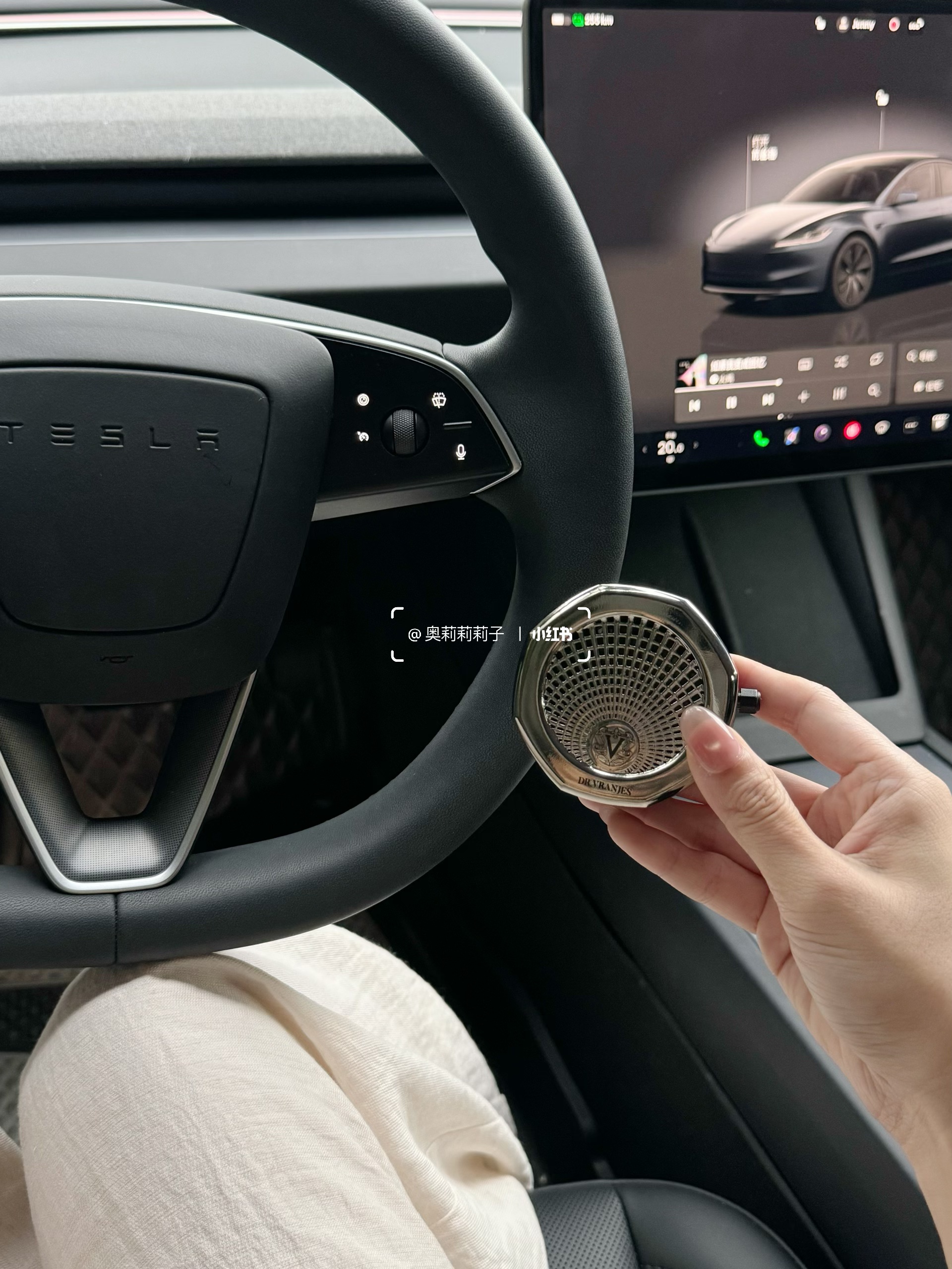 靠特斯拉涨粉1.8w，30+姐姐的博主日常 我也没想到
刚开始只是随手发发开车日常🤳
分享喜欢的车载好物和随手拍
结果好多人都在评论区问我🫢
“你的车为什么能一直这么干净？”
“怎么把车拍出这么高级的感觉？”
	
然后一年时间
我就收获了有1.8w个小可爱啦✌️
	
后来我渐渐明白
我们每天在车里度过的时间
其实比想象中更长
它不只是交通工具🚗
更是成年之后的第二个家🏠
	
一个真正属于自己、可以安心停靠的情绪空间
所以，我特别在意这个“家”带给我的感受
尤其是气味✨
	
刚好中秋时收到了朋友送来的礼物~
是 Dr.Vranjes 红酒贵族的车载香薰🍷
早就听说它是意大利殿堂级的香氛品牌
一下就爱上了，完全是我的本命香
	
八角造型灵感来自佛罗伦萨百花大教堂穹顶
星光银的质感低调又高级
和特斯拉的极简科技感太适配了🪩
	
更动人的，是它的香气情绪
清新酸甜的葡萄与浆果气息扑面而来
像一场流动的托斯卡纳阳光🌅
瞬间点亮心情，带来轻盈的愉悦感
随后浮起的桦木香🪵
温柔地将果香轻轻托住🍇
不过分甜腻，反而多了一份沉静的安稳
让整段车程都变得从容起来
	
堵车时闻到这个味道
焦虑好像真的被悄悄抚平了
	
后来我直接把同款无火香薰也搬回了家
搭配的自带孔径的天然藤条扩香力很强
香气扩散均匀又持久
没多久满屋都是微醺红酒香🍷
从此窝在家里也是一种享受
无意间发现原来井柏然、马思纯也在用这款！
不得不夸夸自己的小众审美品味
	
其实无论是车，还是房间🏠
我们都在寻找一种“被理解”的味道
它不张扬，却始终在场
用气息构筑一个安心、治愈的角落🎐
那是成年之后，我们亲手为自己搭建的
第二个家[红色心形R]
	
#特斯拉女车主 #一人一件车载好物 #DRV香薰 #DRV红酒贵族 #drvranjes #馥意世 #车载香薰 #车载好物 #小众礼物 #香气疗愈 #礼物推荐 #女生车里什么 #女性成长 #女生副驾驶#翻包记 #我的车生活 #我的车真好看 #高颜值汽车好物 @奥莉莉莉子