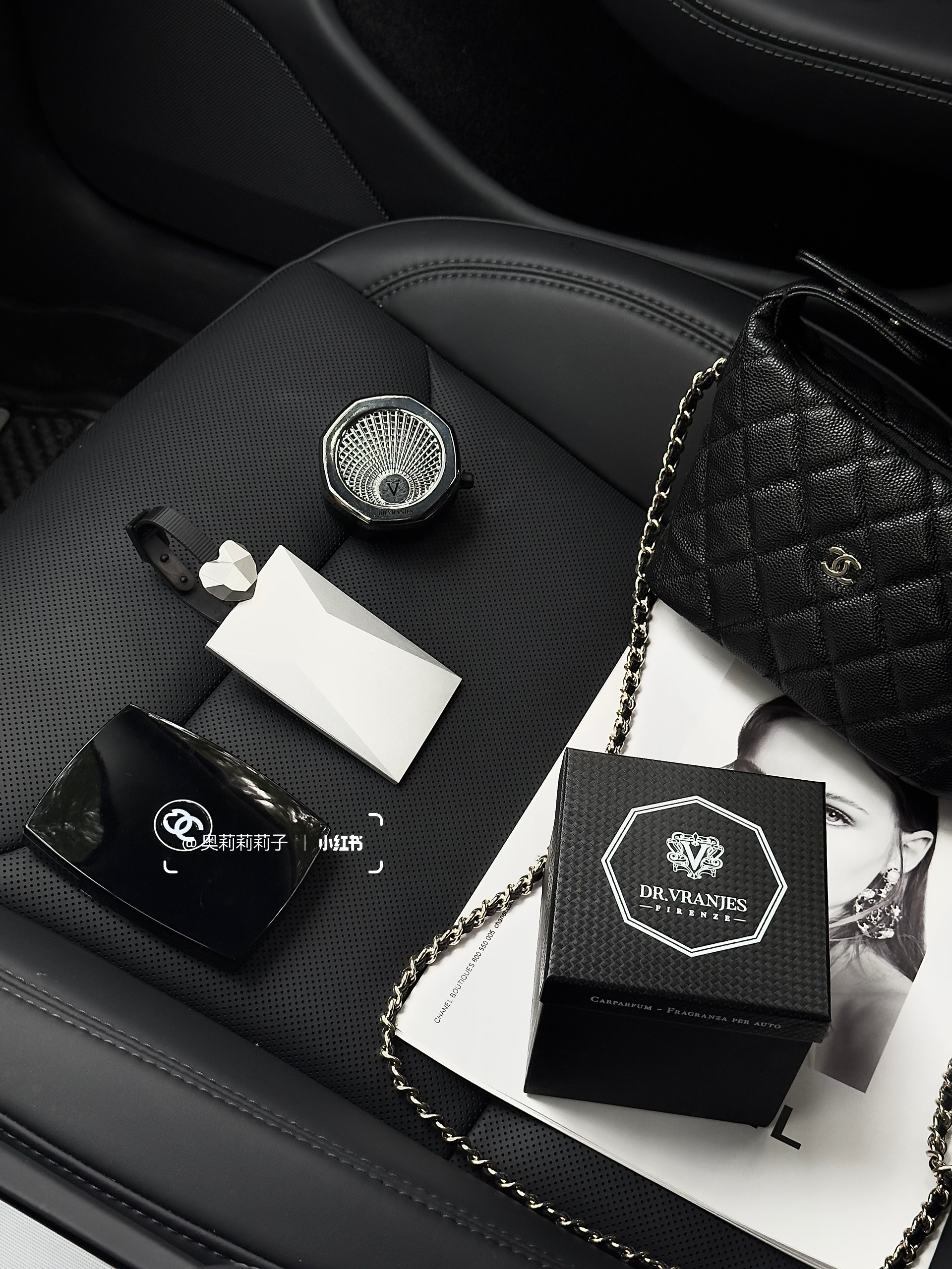 靠特斯拉涨粉1.8w，30+姐姐的博主日常 我也没想到
刚开始只是随手发发开车日常🤳
分享喜欢的车载好物和随手拍
结果好多人都在评论区问我🫢
“你的车为什么能一直这么干净？”
“怎么把车拍出这么高级的感觉？”
	
然后一年时间
我就收获了有1.8w个小可爱啦✌️
	
后来我渐渐明白
我们每天在车里度过的时间
其实比想象中更长
它不只是交通工具🚗
更是成年之后的第二个家🏠
	
一个真正属于自己、可以安心停靠的情绪空间
所以，我特别在意这个“家”带给我的感受
尤其是气味✨
	
刚好中秋时收到了朋友送来的礼物~
是 Dr.Vranjes 红酒贵族的车载香薰🍷
早就听说它是意大利殿堂级的香氛品牌
一下就爱上了，完全是我的本命香
	
八角造型灵感来自佛罗伦萨百花大教堂穹顶
星光银的质感低调又高级
和特斯拉的极简科技感太适配了🪩
	
更动人的，是它的香气情绪
清新酸甜的葡萄与浆果气息扑面而来
像一场流动的托斯卡纳阳光🌅
瞬间点亮心情，带来轻盈的愉悦感
随后浮起的桦木香🪵
温柔地将果香轻轻托住🍇
不过分甜腻，反而多了一份沉静的安稳
让整段车程都变得从容起来
	
堵车时闻到这个味道
焦虑好像真的被悄悄抚平了
	
后来我直接把同款无火香薰也搬回了家
搭配的自带孔径的天然藤条扩香力很强
香气扩散均匀又持久
没多久满屋都是微醺红酒香🍷
从此窝在家里也是一种享受
无意间发现原来井柏然、马思纯也在用这款！
不得不夸夸自己的小众审美品味
	
其实无论是车，还是房间🏠
我们都在寻找一种“被理解”的味道
它不张扬，却始终在场
用气息构筑一个安心、治愈的角落🎐
那是成年之后，我们亲手为自己搭建的
第二个家[红色心形R]
	
#特斯拉女车主 #一人一件车载好物 #DRV香薰 #DRV红酒贵族 #drvranjes #馥意世 #车载香薰 #车载好物 #小众礼物 #香气疗愈 #礼物推荐 #女生车里什么 #女性成长 #女生副驾驶#翻包记 #我的车生活 #我的车真好看 #高颜值汽车好物 @奥莉莉莉子