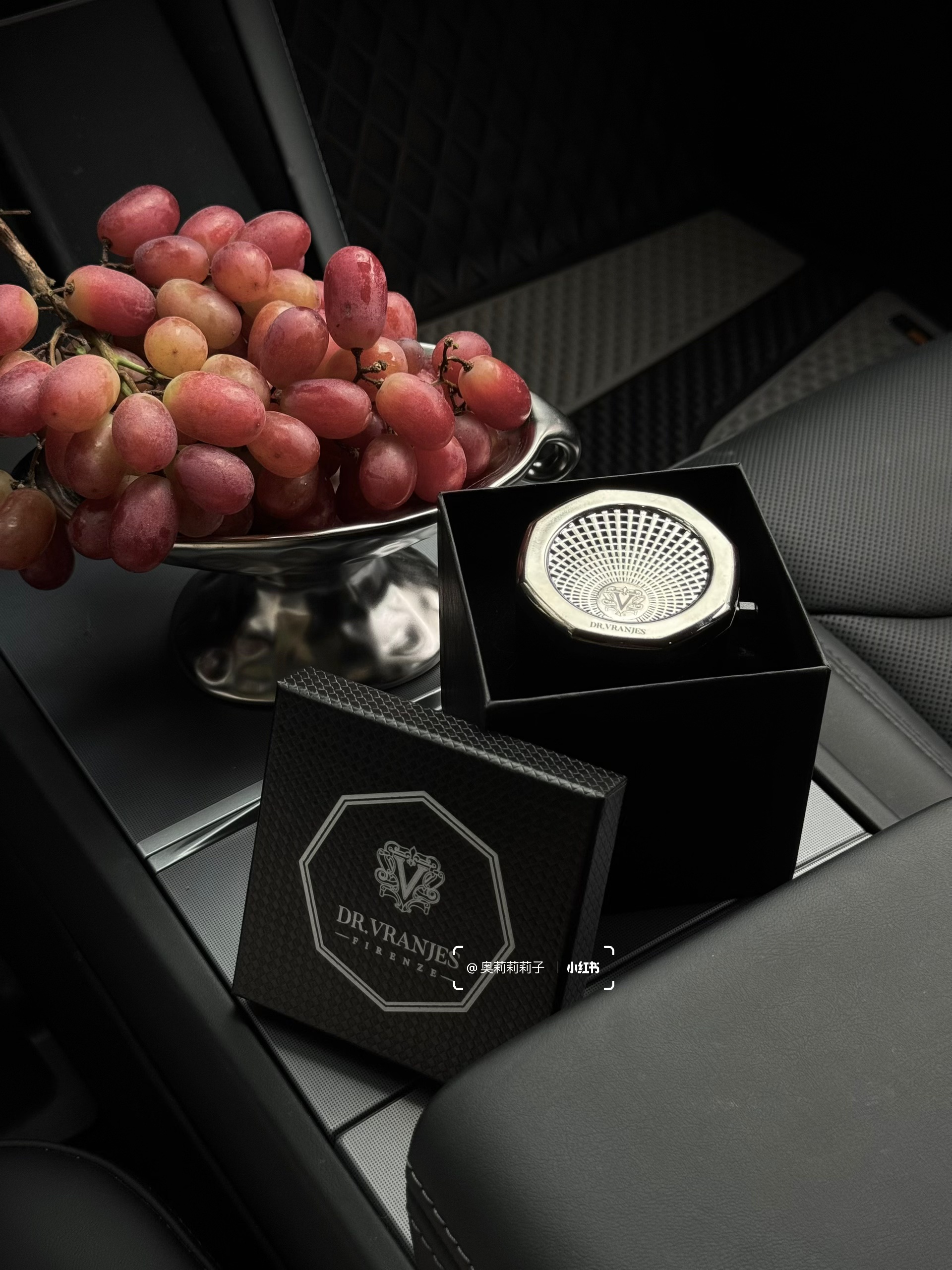 靠特斯拉涨粉1.8w，30+姐姐的博主日常 我也没想到
刚开始只是随手发发开车日常🤳
分享喜欢的车载好物和随手拍
结果好多人都在评论区问我🫢
“你的车为什么能一直这么干净？”
“怎么把车拍出这么高级的感觉？”
	
然后一年时间
我就收获了有1.8w个小可爱啦✌️
	
后来我渐渐明白
我们每天在车里度过的时间
其实比想象中更长
它不只是交通工具🚗
更是成年之后的第二个家🏠
	
一个真正属于自己、可以安心停靠的情绪空间
所以，我特别在意这个“家”带给我的感受
尤其是气味✨
	
刚好中秋时收到了朋友送来的礼物~
是 Dr.Vranjes 红酒贵族的车载香薰🍷
早就听说它是意大利殿堂级的香氛品牌
一下就爱上了，完全是我的本命香
	
八角造型灵感来自佛罗伦萨百花大教堂穹顶
星光银的质感低调又高级
和特斯拉的极简科技感太适配了🪩
	
更动人的，是它的香气情绪
清新酸甜的葡萄与浆果气息扑面而来
像一场流动的托斯卡纳阳光🌅
瞬间点亮心情，带来轻盈的愉悦感
随后浮起的桦木香🪵
温柔地将果香轻轻托住🍇
不过分甜腻，反而多了一份沉静的安稳
让整段车程都变得从容起来
	
堵车时闻到这个味道
焦虑好像真的被悄悄抚平了
	
后来我直接把同款无火香薰也搬回了家
搭配的自带孔径的天然藤条扩香力很强
香气扩散均匀又持久
没多久满屋都是微醺红酒香🍷
从此窝在家里也是一种享受
无意间发现原来井柏然、马思纯也在用这款！
不得不夸夸自己的小众审美品味
	
其实无论是车，还是房间🏠
我们都在寻找一种“被理解”的味道
它不张扬，却始终在场
用气息构筑一个安心、治愈的角落🎐
那是成年之后，我们亲手为自己搭建的
第二个家[红色心形R]
	
#特斯拉女车主 #一人一件车载好物 #DRV香薰 #DRV红酒贵族 #drvranjes #馥意世 #车载香薰 #车载好物 #小众礼物 #香气疗愈 #礼物推荐 #女生车里什么 #女性成长 #女生副驾驶#翻包记 #我的车生活 #我的车真好看 #高颜值汽车好物 @奥莉莉莉子