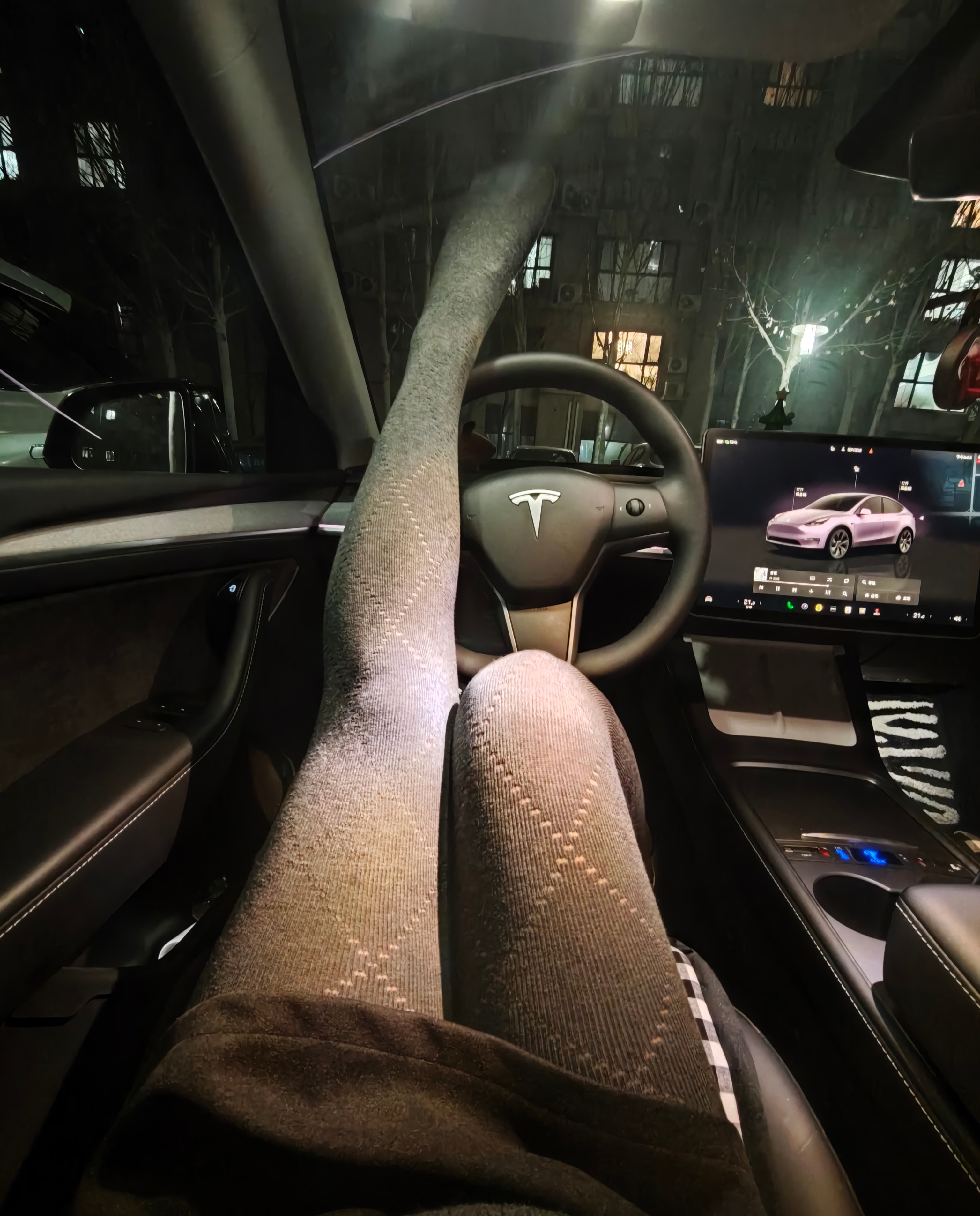 特斯拉车内拍照📷真的好爱菱格连裤袜😘 -
最近太爱菱格连裤袜了
颜色是图3深灰色
车里拍的灯光的原因不显色
怕冷的姐妹不建议冲
真的会冻腿啊啊啊[笑哭R]
#记录吧就现在 #特斯拉modely #