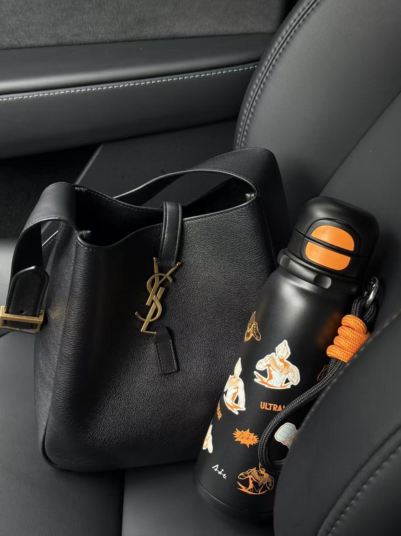 Tesla🐚｜极简主义～放慢生活 生活的本意本来就是取悦自己
#简约生活方式 #特斯拉女车主 #女生车里有什么 #陷入雨天的氛围里 #极简主义生活方式 #努力捕捉生活里的小确幸 #特斯拉 #好物 #好物分享 #把生活调成慵懒模式 @栗子🌰爱吃梨