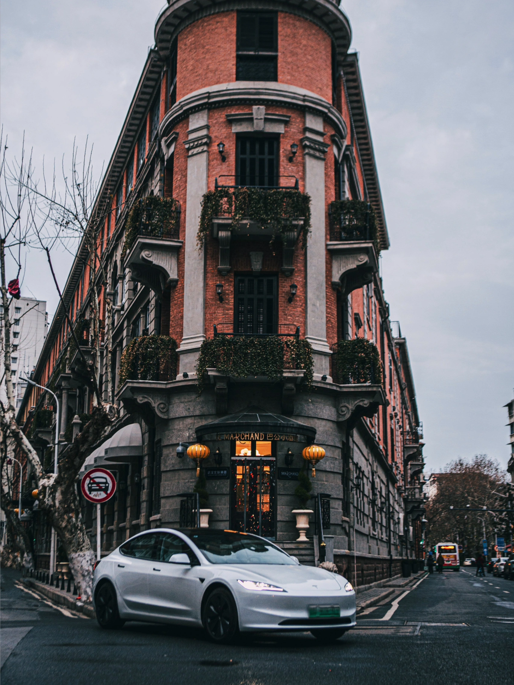 Model 3科技感线条邂逅武汉古街风韵✨ 流线车身映衬老街砖墙🧱
历史与将来在此刻共鸣⚡️
#和特斯拉发现出片秘诀
📸：@- 姚 - @特斯拉