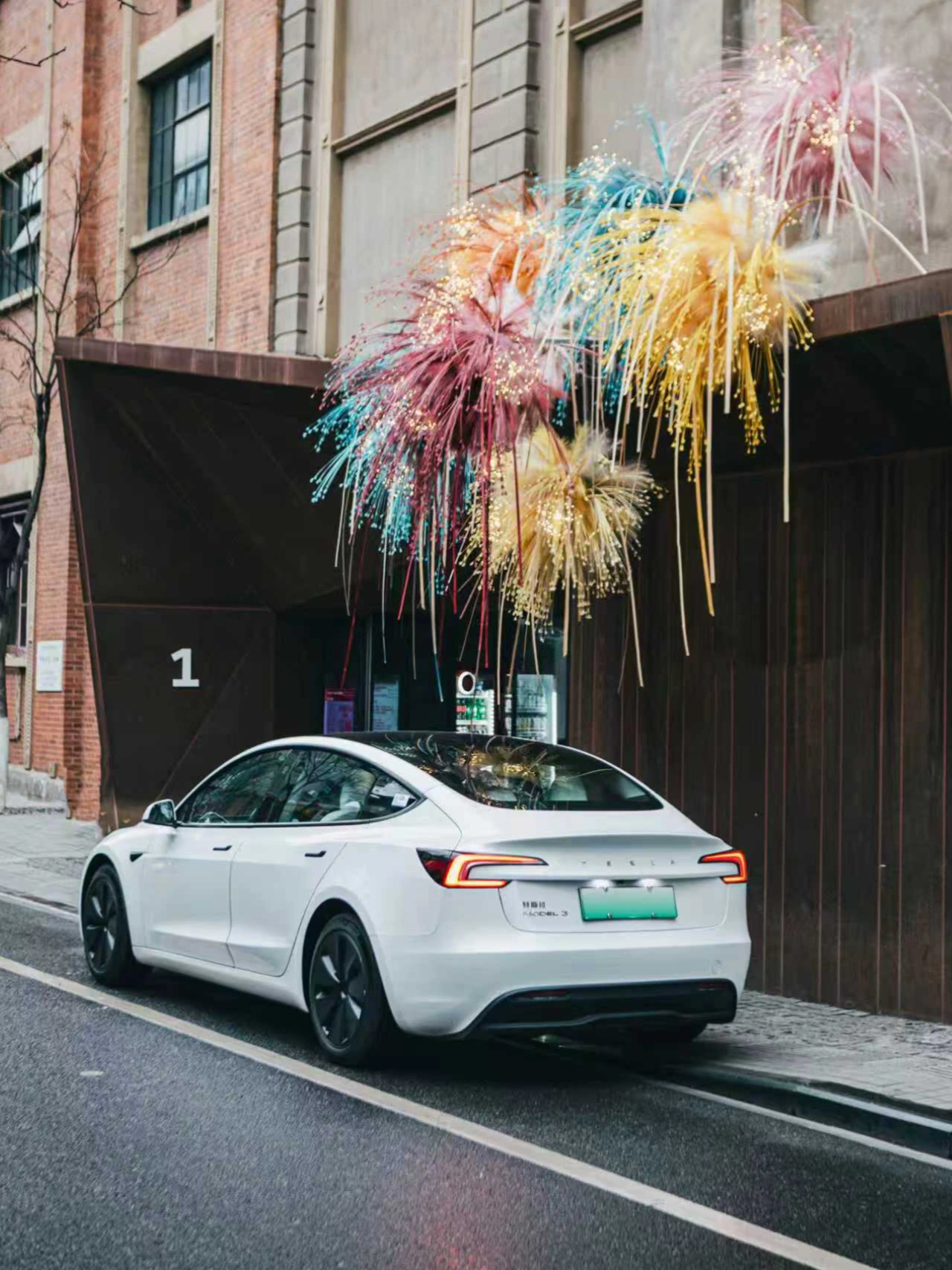 Model 3科技感线条邂逅武汉古街风韵✨ 流线车身映衬老街砖墙🧱
历史与将来在此刻共鸣⚡️
#和特斯拉发现出片秘诀
📸：@- 姚 - @特斯拉