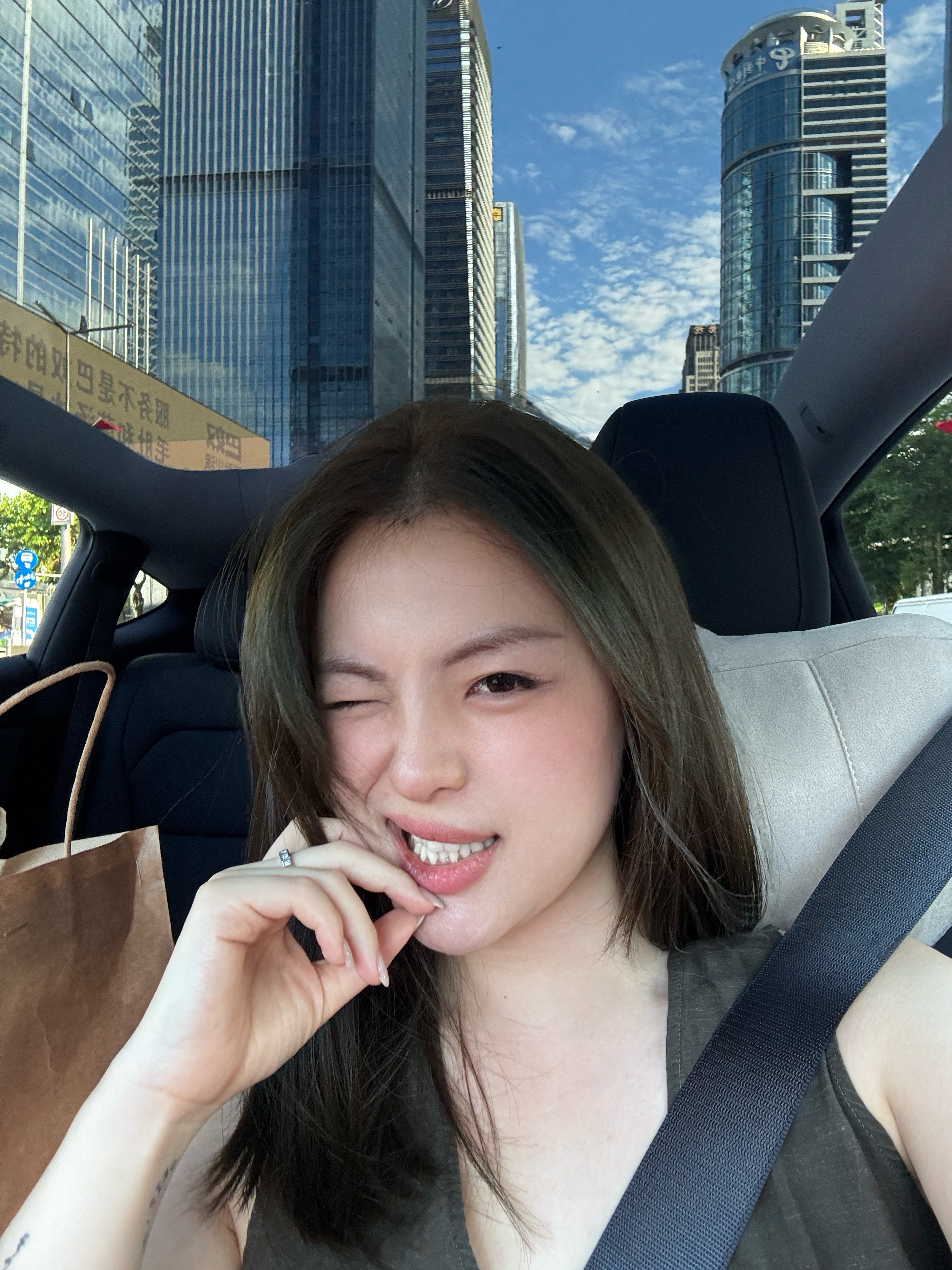 车内自拍我整明白了 内饰基础，天窗就不基础。🫰
	
——————特斯·毛坯·拉
#美美桑内 #坐上我的副驾 #针不戳 #焕新modely #毛坯风 #姐就是女王 @Huidio