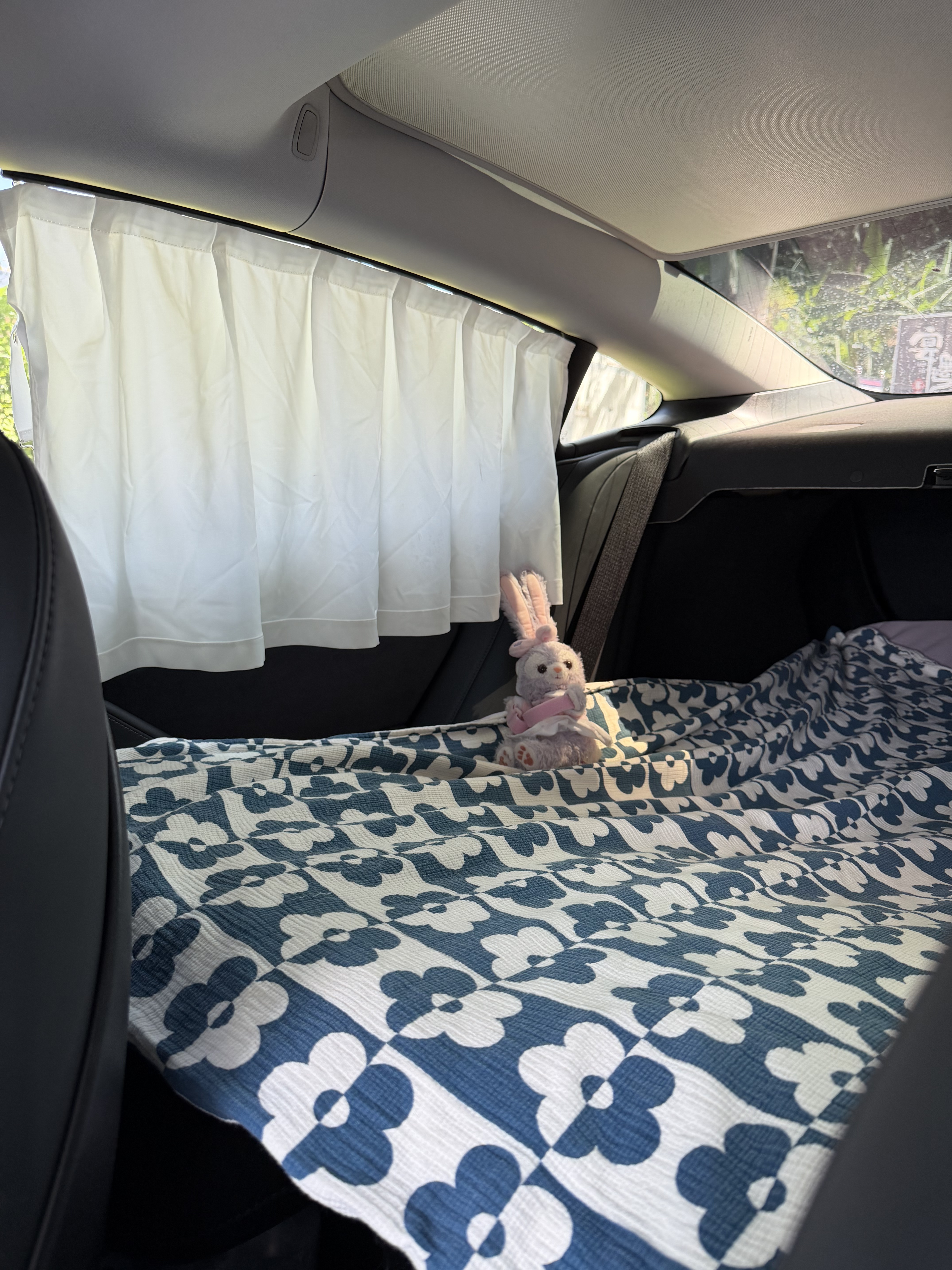 特斯拉女生国庆回家被催婚躲车里🚗🤍 每次回家都被催婚呜呜呜呜
一言不合躲上我的大床房睡觉💤
	
床垫是记忆棉的 自带的套子外面我还铺了小紫💜
用了一年了回弹能力还是很好
130✖️200cm的尺寸可以翻来覆去[吧唧R]
盖上舒服的毯子～
#特斯拉 #女生车内饰 #床车改装 @52hertz