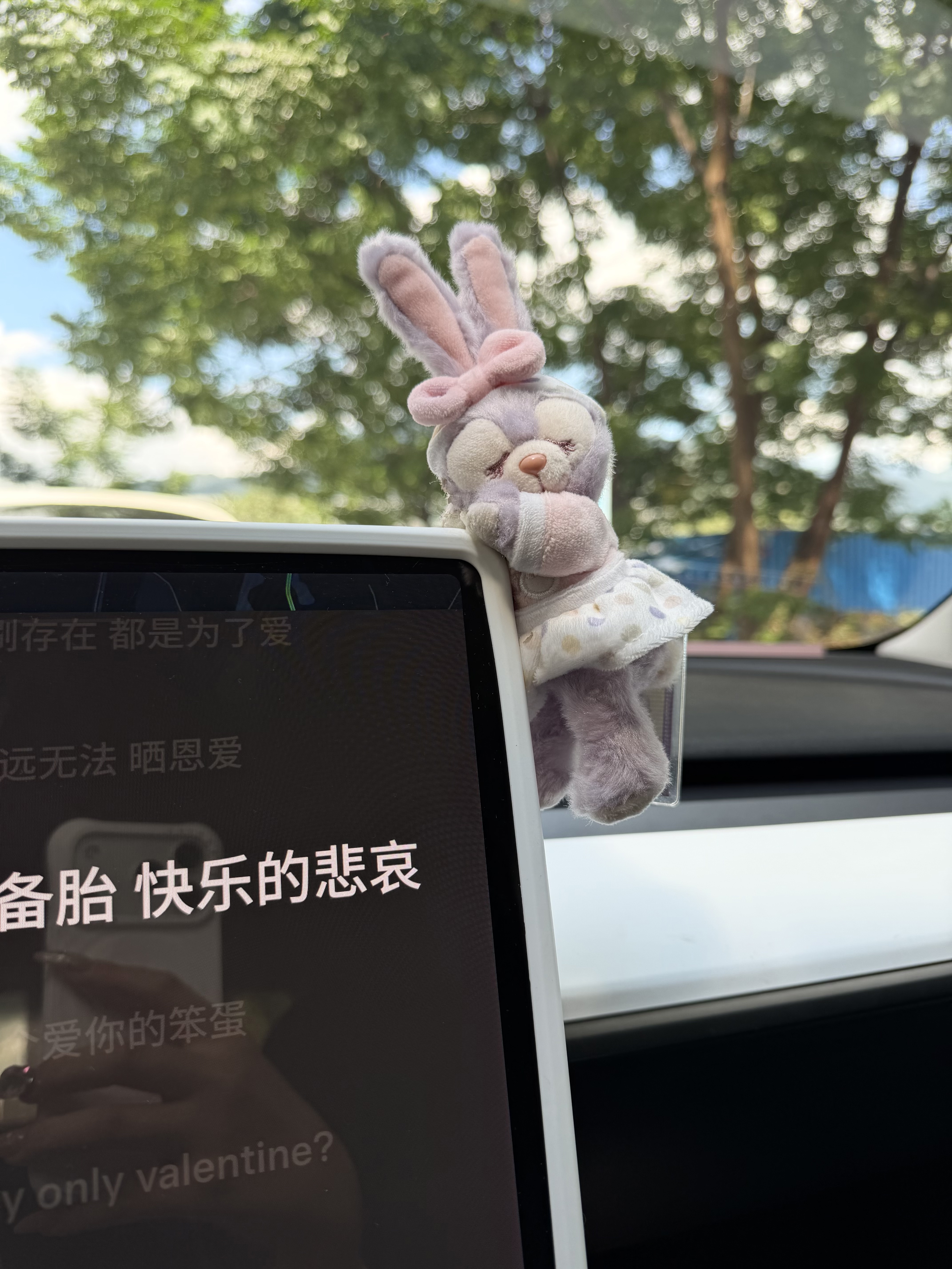 特斯拉女生国庆回家被催婚躲车里🚗🤍 每次回家都被催婚呜呜呜呜
一言不合躲上我的大床房睡觉💤
	
床垫是记忆棉的 自带的套子外面我还铺了小紫💜
用了一年了回弹能力还是很好
130✖️200cm的尺寸可以翻来覆去[吧唧R]
盖上舒服的毯子～
#特斯拉 #女生车内饰 #床车改装 @52hertz