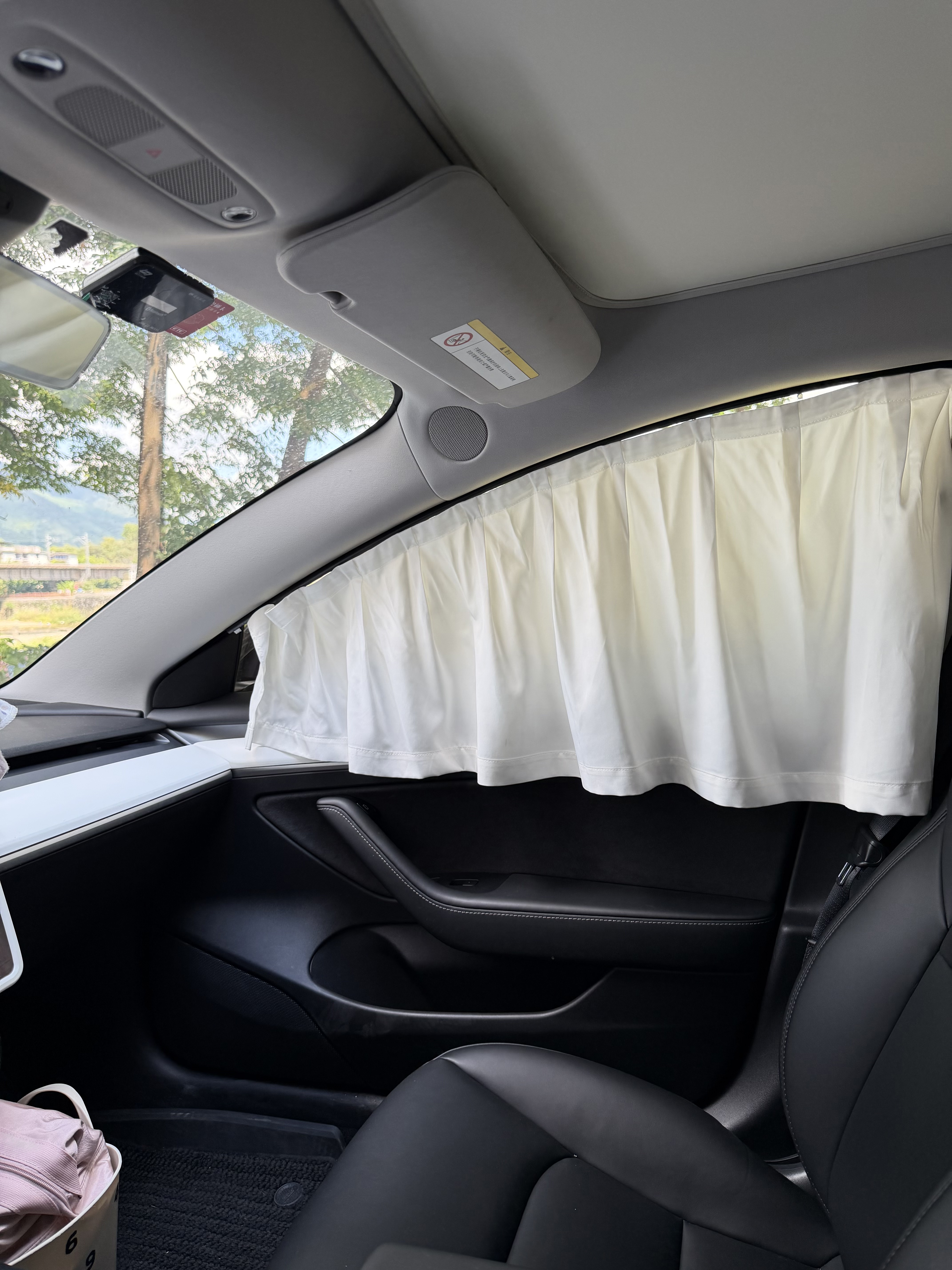 特斯拉女生国庆回家被催婚躲车里🚗🤍 每次回家都被催婚呜呜呜呜
一言不合躲上我的大床房睡觉💤
	
床垫是记忆棉的 自带的套子外面我还铺了小紫💜
用了一年了回弹能力还是很好
130✖️200cm的尺寸可以翻来覆去[吧唧R]
盖上舒服的毯子～
#特斯拉 #女生车内饰 #床车改装 @52hertz