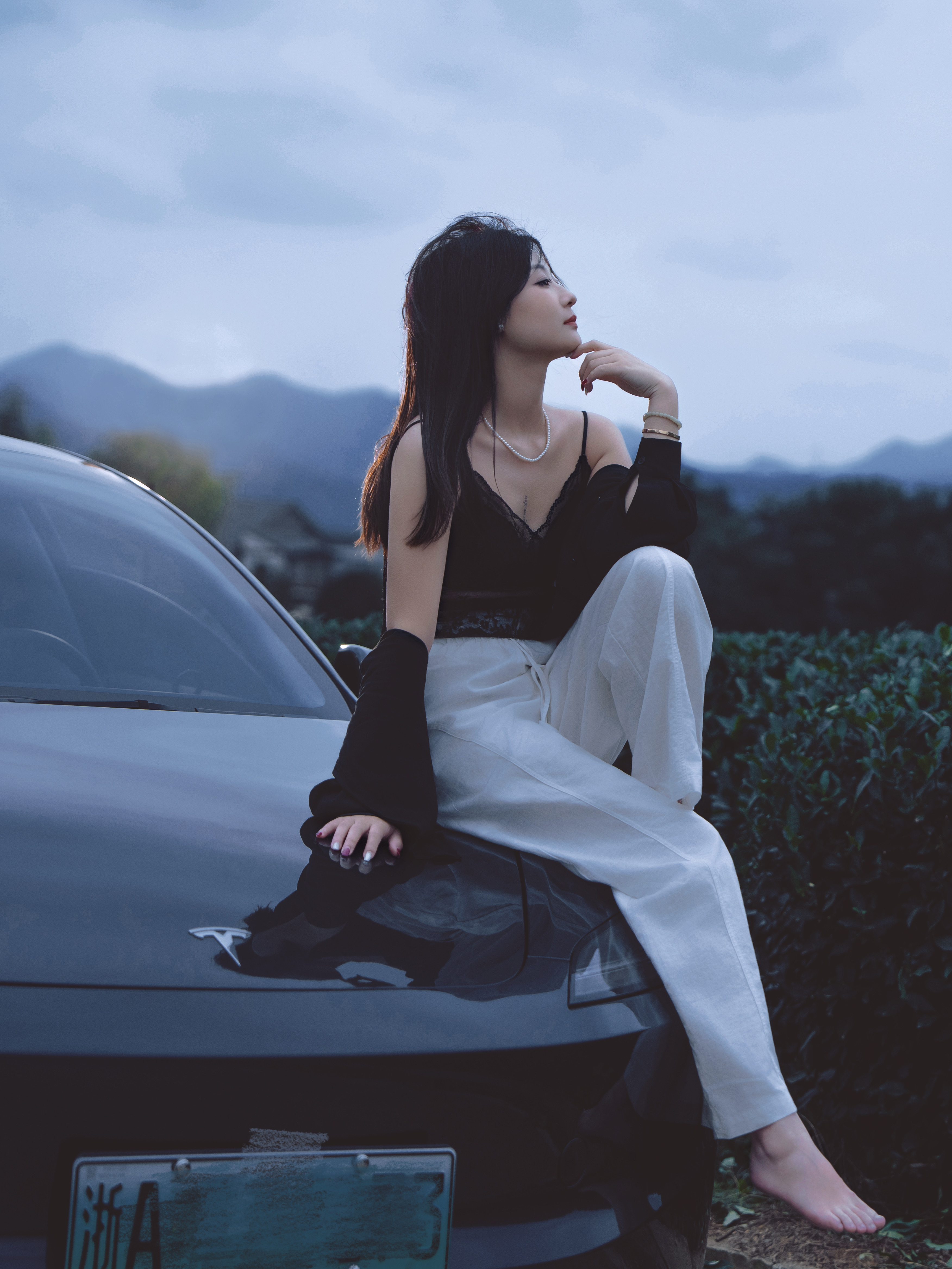 ❤️属于特斯拉女车主的氛围美学 听说“主驾”是生活，“副驾”是被爱。
#汽车氛围感 #女生车饰 #model3 #特斯拉#摄影日常 #和你的汽车一起拍照 #美女与汽车 @娜娜酱