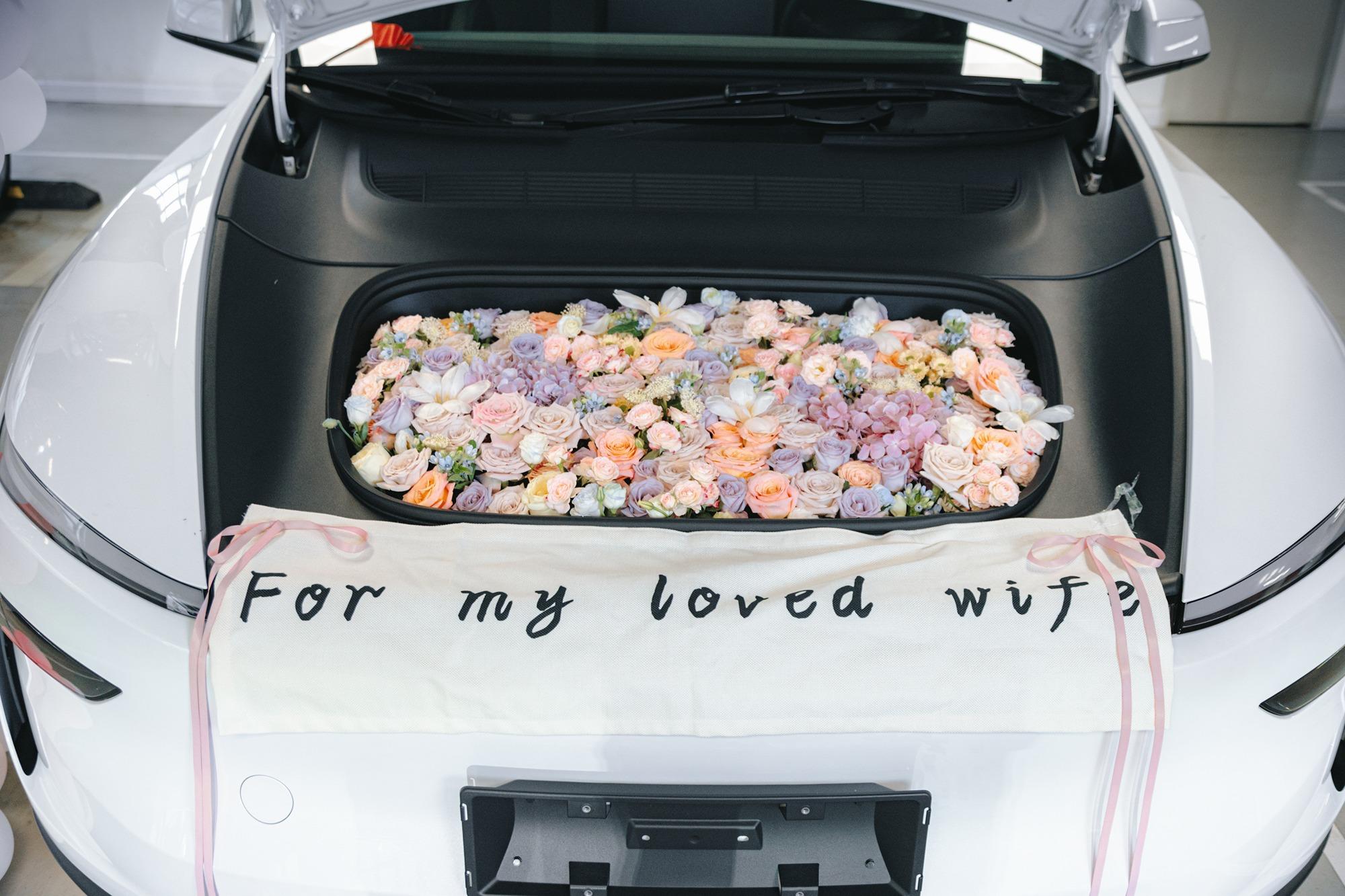 9月27日喜提老公送的特斯拉 谁懂这一份温柔的保护🥹
可以穿着健身服开车去健身房
不用再担心遇见老登们的猥琐眼光了
	
老公：祝你玩得开心，老公为你保驾护航
	
#大玩具 #提车日记 #喜提新车 #交车仪式 #爱的大礼物 #人生第一辆小车车 #把浪漫装进车里 @采蘑菇的小畔子