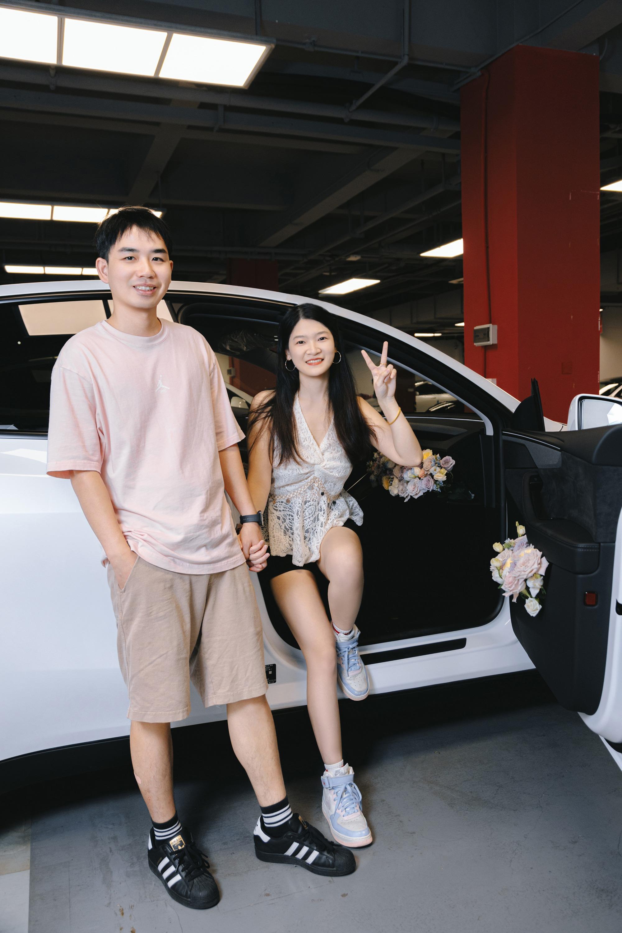 9月27日喜提老公送的特斯拉 谁懂这一份温柔的保护🥹
可以穿着健身服开车去健身房
不用再担心遇见老登们的猥琐眼光了
	
老公：祝你玩得开心，老公为你保驾护航
	
#大玩具 #提车日记 #喜提新车 #交车仪式 #爱的大礼物 #人生第一辆小车车 #把浪漫装进车里 @采蘑菇的小畔子