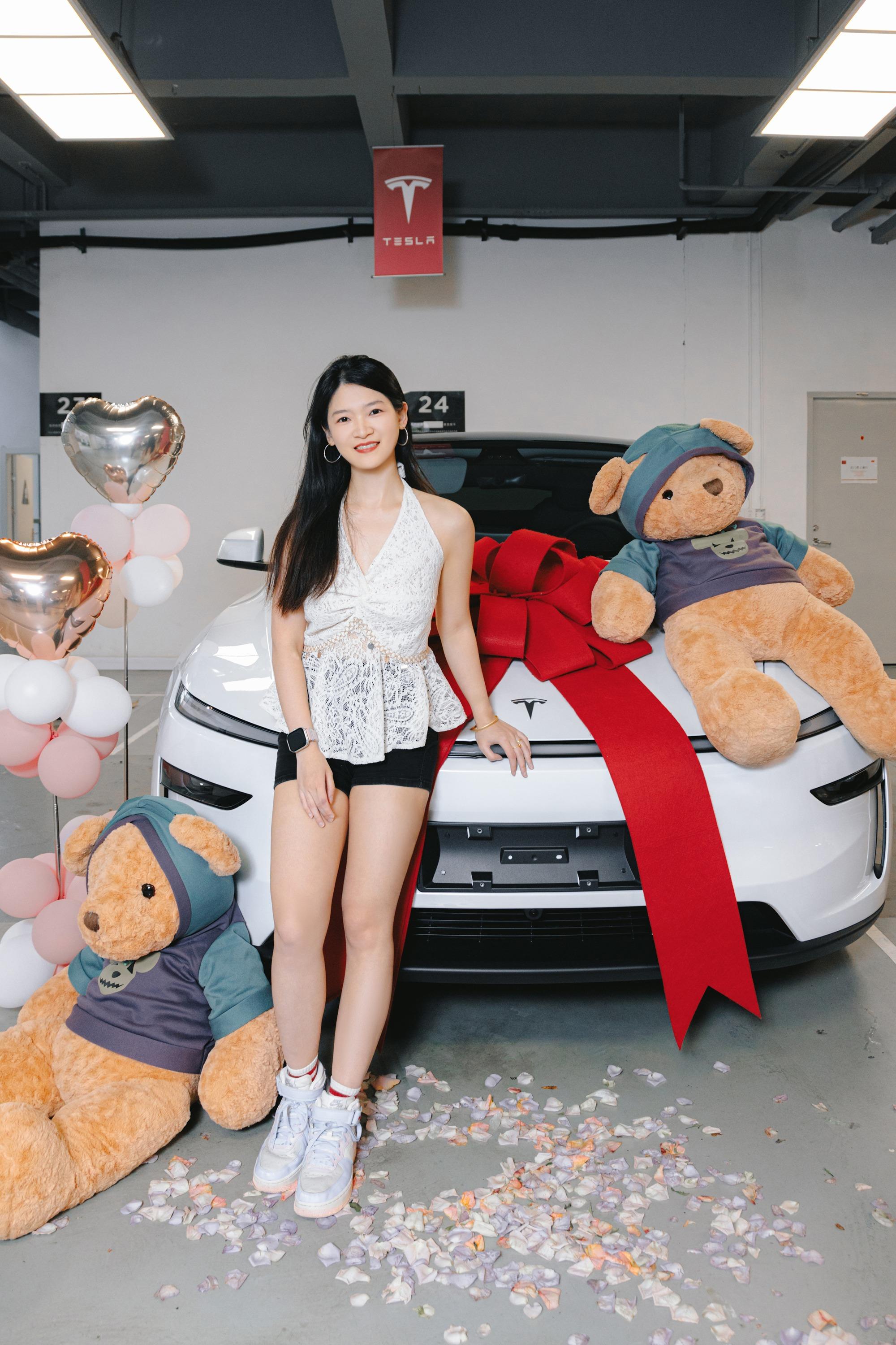 9月27日喜提老公送的特斯拉 谁懂这一份温柔的保护🥹
可以穿着健身服开车去健身房
不用再担心遇见老登们的猥琐眼光了
	
老公：祝你玩得开心，老公为你保驾护航
	
#大玩具 #提车日记 #喜提新车 #交车仪式 #爱的大礼物 #人生第一辆小车车 #把浪漫装进车里 @采蘑菇的小畔子