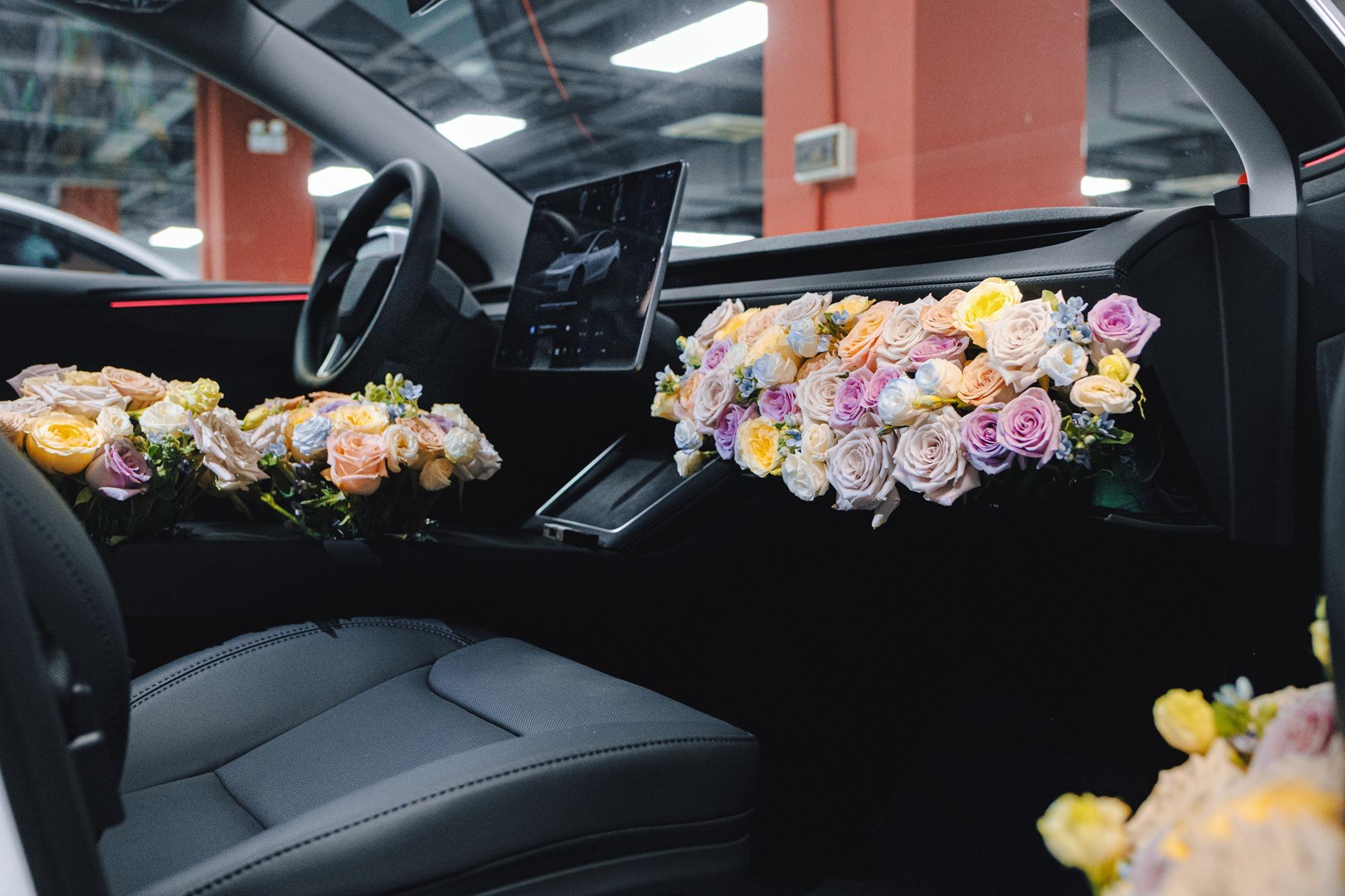 9月27日喜提老公送的特斯拉 谁懂这一份温柔的保护🥹
可以穿着健身服开车去健身房
不用再担心遇见老登们的猥琐眼光了
	
老公：祝你玩得开心，老公为你保驾护航
	
#大玩具 #提车日记 #喜提新车 #交车仪式 #爱的大礼物 #人生第一辆小车车 #把浪漫装进车里 @采蘑菇的小畔子